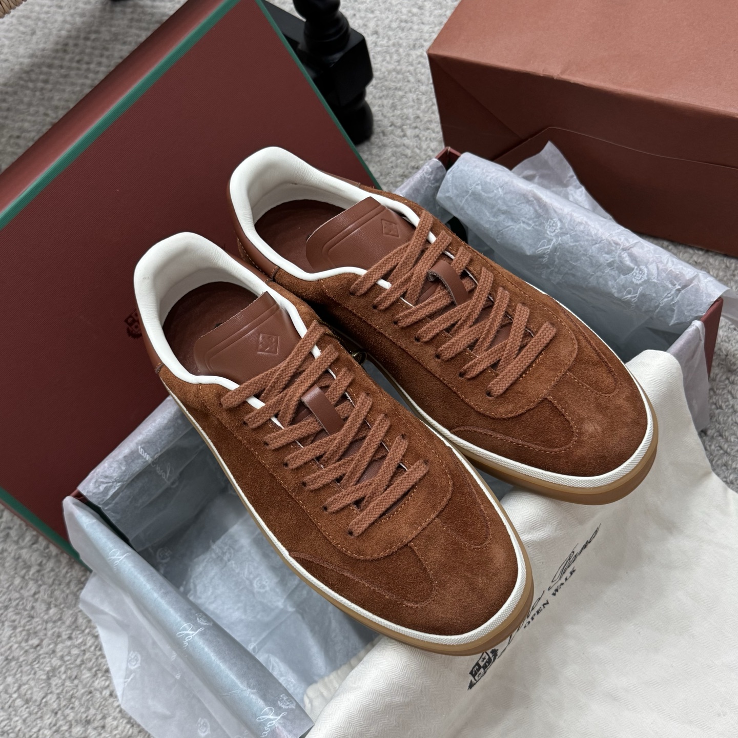 NO:409823,High-quality couples (10 men) Loro Piana Tennis walk series LP training shoes Casual sports shoes Board shoes Original purchase and development Made goods, suitable for wearing all year round. The edged sole creates a relaxed and charming color combination, harmoniously integrating functionality with low-key personality style. Create an ideal shoe choice for urban clothing. The heel is decorated with Kummel color insert soft calfskin tongue, imprinted LP logo cotton lace upper, cow section layer suede sole Rubber lining calfskin exquisite packaging for delivery counter Original custom-made top layer beef slimming inner sheepskin lining Outsole original open mold anti-slip rubber material Sole 3CM Size35-46 (45 46 custom made), casual shoes/sports shoes, loro piano, loro  piana, sneakers, cowhide, sheepskin19860909高品质情侣款（男10） Loro Piana 诺悠翩雅Tennis walk系列 LP德训鞋 休闲 运动鞋 板鞋 原版购入开发 做货 ,适合全年穿着.包边鞋底营造轻松迷人的色彩组合,将功能性与低调个性风格和谐融合.打造都市着装的理想鞋履选择.鞋跟处饰以Kummel色嵌片柔软小牛皮鞋舌,压印LP徽标棉质鞋带鞋面,牛剖层绒面革鞋底 橡胶衬里小牛皮 配送专柜精美包装 面料原版定制头层牛猄 内里羊皮里 大底原版开模防滑橡胶材质 底厚3CM Size35-46(45 46定做),休闲鞋/运动鞋,loro piana,loro piana,sneakers,cowhide,sheepskin,Women's Shoes