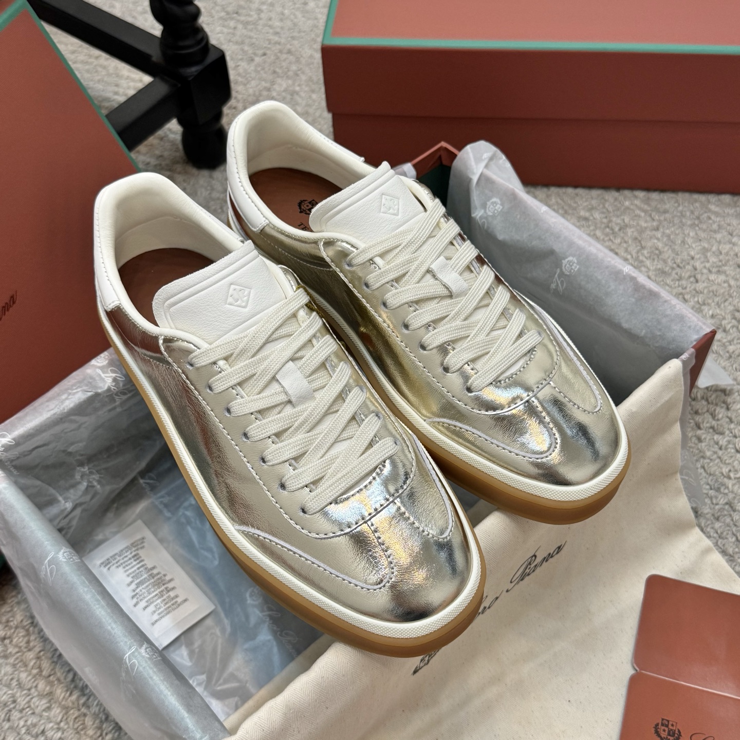 NO:409813,High-quality couples (10 men) Loro Piana Tennis walk series LP training shoes Casual sports shoes Board shoes Original purchase and development Made goods, suitable for wearing all year round. The edged sole creates a relaxed and charming color combination, harmoniously integrating functionality with low-key personality style. Create an ideal shoe choice for urban clothing. The heel is decorated with Kummel color insert soft calfskin tongue, imprinted LP logo cotton lace upper, cow section layer suede sole Rubber lining calfskin exquisite packaging for delivery counter Original custom-made top layer beef slimming inner sheepskin lining Outsole original open mold anti-slip rubber material Sole 3CM Size35-46 (45 46 custom made), casual shoes/sports shoes, loro piano, loro  piana, sneakers, cowhide, sheepskin19860909高品质情侣款（男10） Loro Piana 诺悠翩雅Tennis walk系列 LP德训鞋 休闲 运动鞋 板鞋 原版购入开发 做货 ,适合全年穿着.包边鞋底营造轻松迷人的色彩组合,将功能性与低调个性风格和谐融合.打造都市着装的理想鞋履选择.鞋跟处饰以Kummel色嵌片柔软小牛皮鞋舌,压印LP徽标棉质鞋带鞋面,牛剖层绒面革鞋底 橡胶衬里小牛皮 配送专柜精美包装 面料原版定制头层牛猄 内里羊皮里 大底原版开模防滑橡胶材质 底厚3CM Size35-46(45 46定做),休闲鞋/运动鞋,loro piana,loro piana,sneakers,cowhide,sheepskin,Women's Shoes