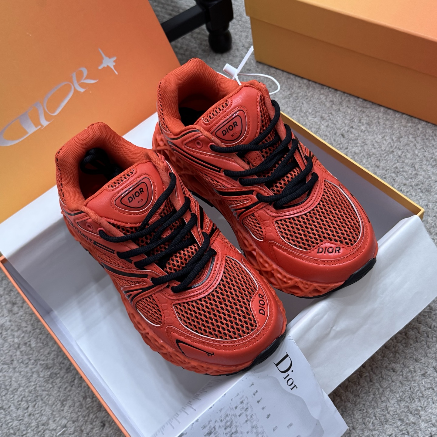 NO:416259,High quality (men's 10) Dior's latest popular couple casual shoes!  The delicate texture of leather and mesh fabric is spliced ​​into the shoe body, with conspicuous reflective letter CDs on both sides of the shoe body indicating identity, and the shoe body outlines the details, making the overall look less monotonous. Equipped with cream EVA and TPU open-molded sole, simple and versatile style. Size women's size 35-39 (customized for 40) Men's size 39-44 (customized for 45), dad shoes, dior19860909高品质(男10)  迪奥最新火爆情侣休闲鞋！质感细腻的皮革与网眼布面材 质拼接成鞋身,鞋身两侧贴有显眼的反光字母CD表明身份,鞋身多处线条勾勒细节,让鞋子整体看起来不那么单调.搭载奶油色EVA、TPU开模大底,简约百搭风 Size女码35-39（40定做） 男码39-44（45定做）,老爹鞋,dior,Women's Shoes