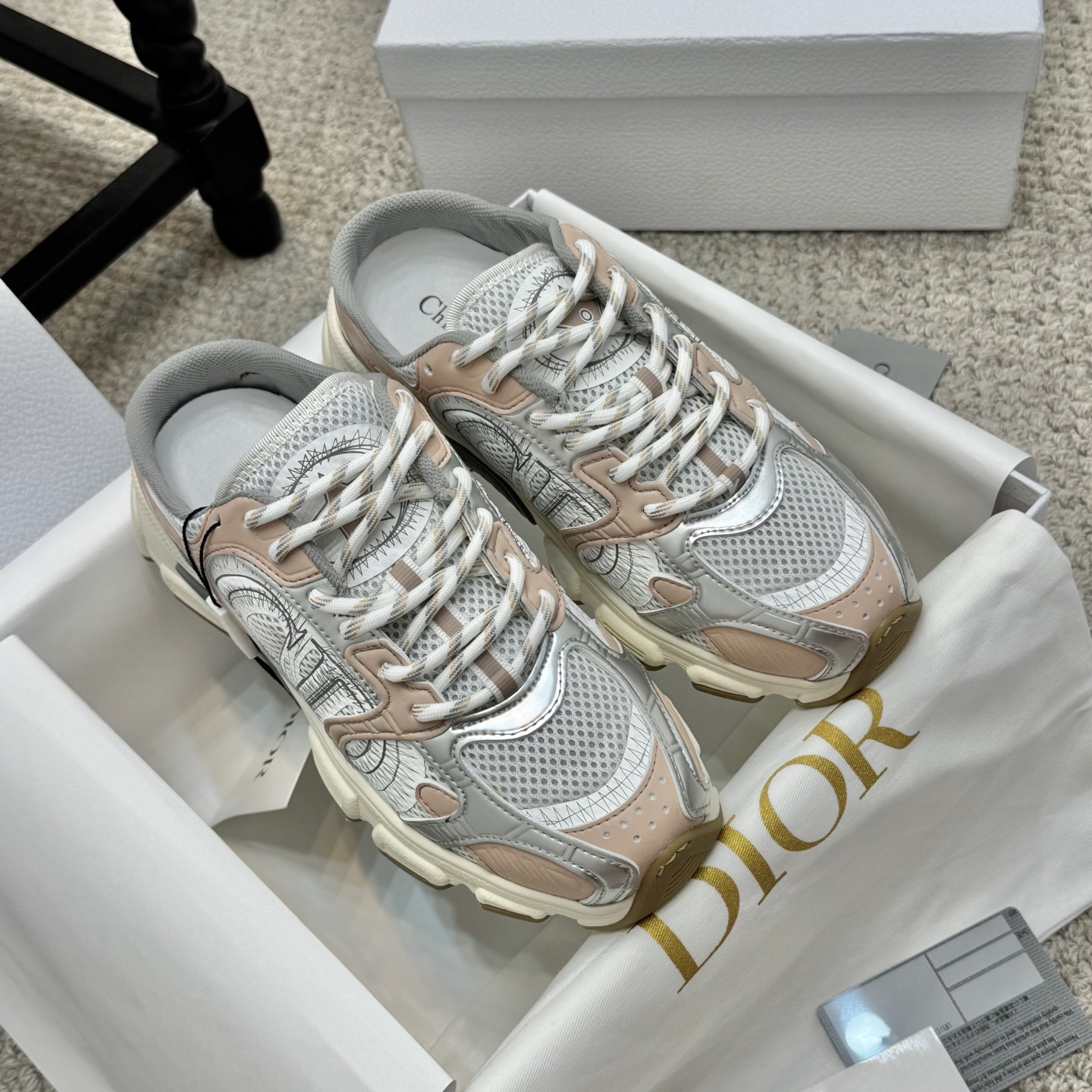 NO:416251,Hot DIOR CHRONO DIO High-end version. Original development of new TPU absorbent film ultra-light and extremely soft combination sole. Sports style...sports shoes... dad shoes... super beautiful and amazing... celebrities and internet celebrities from all walks of life are putting on the feet... dazzling logos are classic and versatile all seasons... painting style sneakers that you can fall in love with at a glance; leather and mesh painting art materials. CD logo outlined by thin lines on the side is unique... The quality is completely consistent with the counter.. The configuration of the original packaging of the counter. SIZE35-40 (41 can be customized), dad shoes semi-travel, dior, dior, sneakers19860909爆款 DIOR CHRONO 迪奥高版本. 原版开发全新TPU吸膜超轻极软组合大底. 运动风格…运动鞋..老爹鞋.. 上脚超美超赞..各路明星网红纷纷上脚..耀眼logo经典百搭四季皆宜..一眼就能爱上的绘画风格运动鞋；皮革与网面绘画艺术材质的混搭.侧面细线勾勒的CD logo别出心栽..细节满满… 品质完全与专柜一致.. 配置专柜原版包装. SIZE35-40（41可订做),老爹鞋半拖,dior,dior,sneakers,Women's Shoes