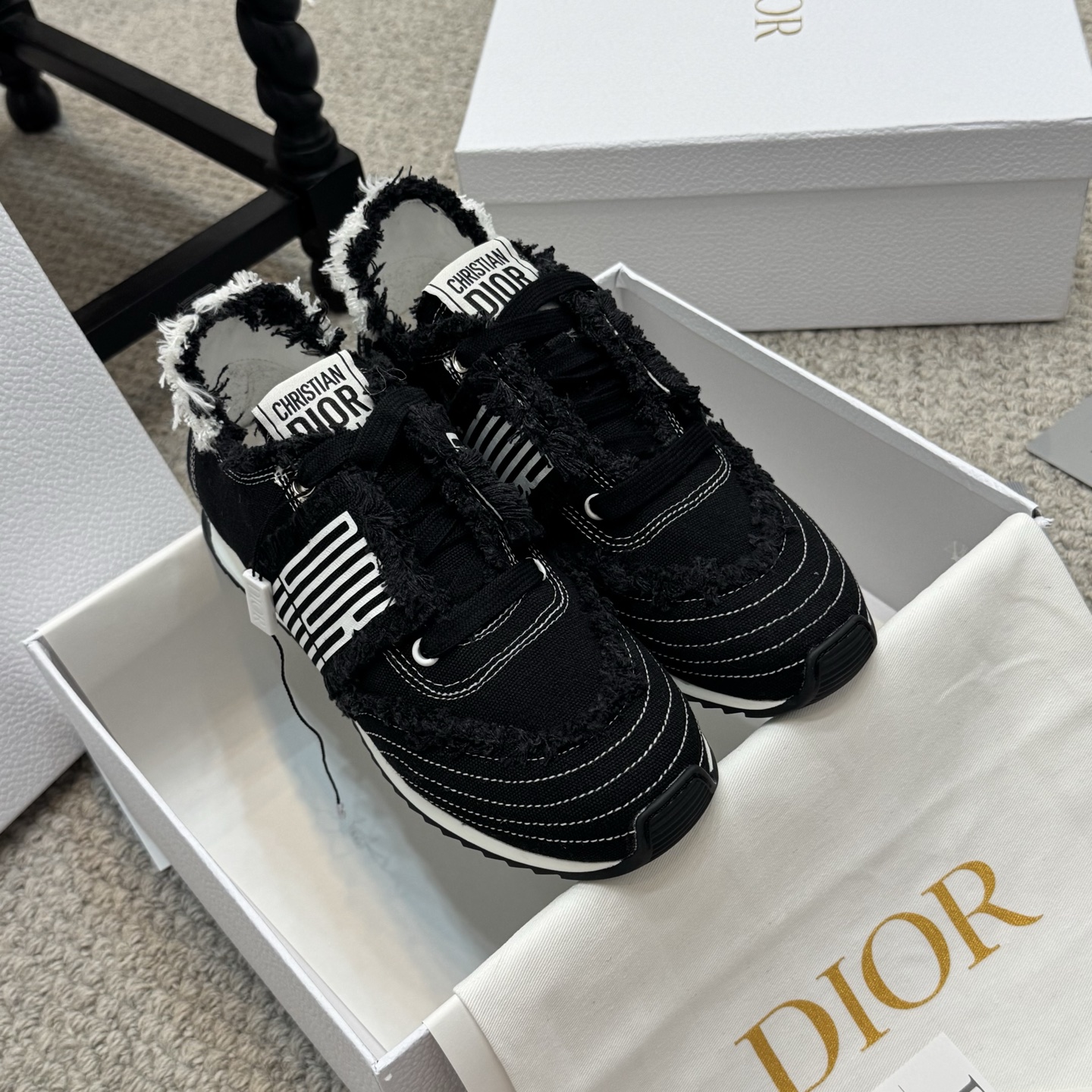 NO:416266,High-version Heavy Industry H or Dior Vibe Flat-sole casual shoes incorporate Dior's classic elements style low-top casual flat-sole trendy shoes. The side is decorated with the same color CD Diamond pattern canvas inserts. CD Logo styled two-color Lucky Star rubber sole, tongue and upper are decorated with special details. Heavy Industry Canvas hand-teared cloth strips. This highlights the luxury of this shoe. Makes the styling more refined. Improves comfort and support. Flat-sole matches the feet. Fashionable and versatile, which can add luster to various shapes. Original custom CD canvas inner lining original custom super soft breathable water dyed sheepskin inner lining original sole original open mold rubber outsole configuration counter genuine original packaging 4 colors to enter  Size35-40 (41 custom made), dad shoes, dior, dior, sheepskin19860909高版本 重工型h or 这款Dior Vibe迪奥平底休闲鞋融入 Dior 的经典元素风格低帮休闲平底潮鞋板鞋单品 精心制作. 侧面饰以同色调 CD Diamond 图案帆布镶片. CD Logo 造型双色幸运星橡胶鞋底、鞋舌和鞋面均饰以特色细节. 重工型帆布手工手撕布丝条. 更彰显此鞋气质奢华. 令造型更加精致. 提升舒适感和支撑效果. 平底搭配上脚. 时尚百搭,可为各式造型增光添彩 . 面料原版定制CD帆布 内里原版定制超级柔软透气水染羊皮内里 大底原版开模橡胶大底 配置专柜正品原版包装 4色同入 Size35一40（41定做）,老爹鞋,dior,dior,sheepskin,Women's Shoes