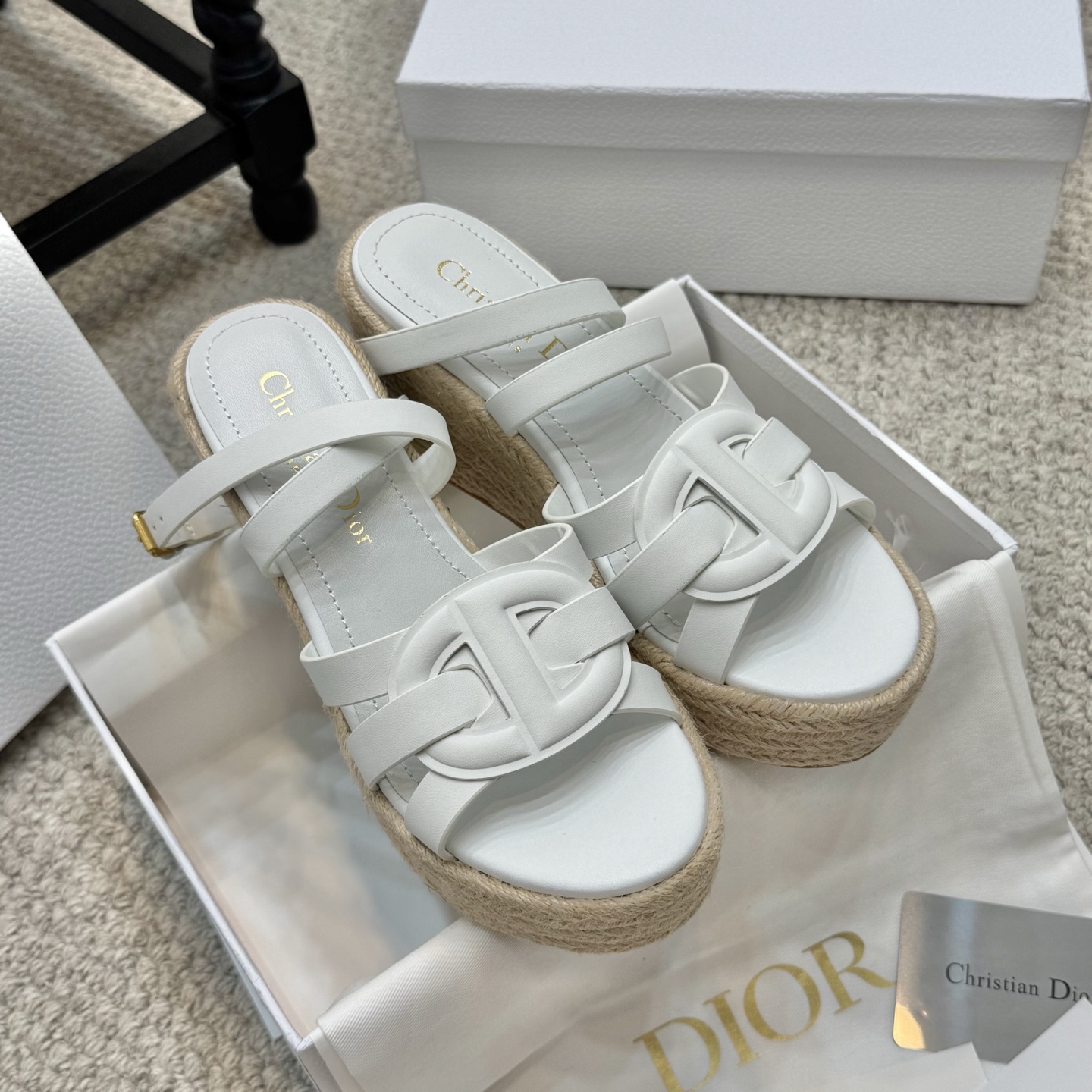 NO:408188,The height-enhanced Dior 25ss summer high-end new sandals. Simple and super versatile. It is perfect and luxurious to wear with spring and summer clothing at will. The foot feels more comfortable!  The original material is perfectly replicated. The original disassembled mold is unpacked. The original fabric is customized cowhide. The inner lining is customized sheepskin. The foot pad is original customized sheepskin. The original sole is woven wedge outsole. The heel height is 9.5cm. The original packaging is full-packed. The number of sizes is 35-41 (41 customization is not returned or exchanged), slippers, dior, dior, sandals, slippers, cowhide, sheepskin19860909增高款 Dior 迪奥 25ss 夏季高版本新款凉鞋. 简约超级百搭. 上脚完美奢华可任意搭配春夏服饰. 脚感更是舒适！材质原版完美复刻. 原版拆解开模. 面料原版定制牛皮 内里原版定制羊皮 垫脚原版定制羊皮 大底原版编织坡跟大底 跟高9.5cm 包装原版全套包装 码数35-41（41订制不退换）,拖鞋,dior,dior,sandals,slippers,cowhide,sheepskin,Women's Shoes