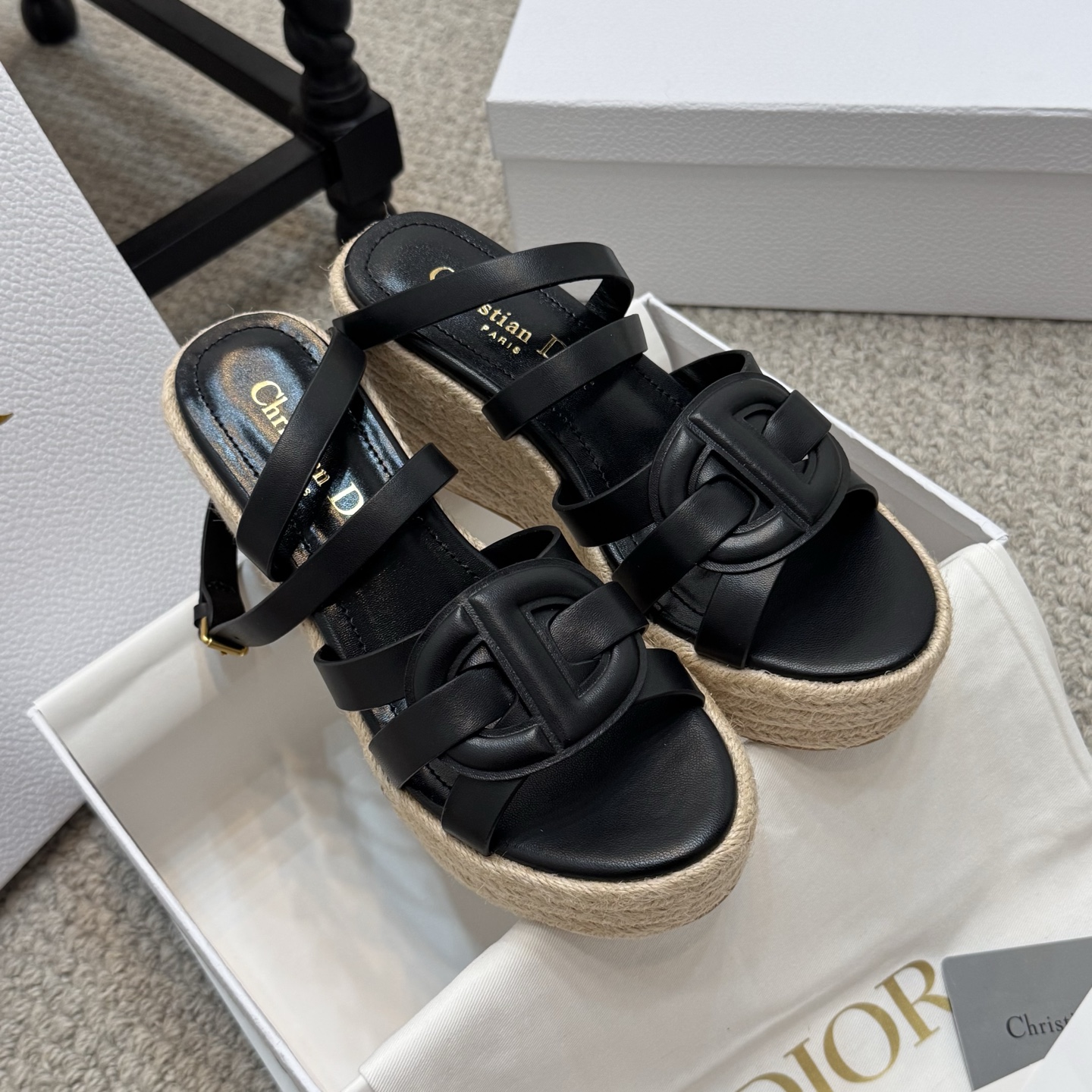 NO:420558,The height-enhanced Dior 25ss summer high-end new sandals. Simple and super versatile. It is perfect and luxurious to wear with spring and summer clothing at will. The foot feels more comfortable!  The original material is perfectly replicated. The original disassembled mold is used. The original fabric is customized cowhide. The inner lining is customized sheepskin. The foot pad is original customized sheepskin. The original sole is woven wedge outsole. The heel height is 9.5cm. The original packaging is full-packed. Size 35-41. Sandals, dior, dior, sandals, cowhide, sheepskin.19860909增高款 Dior 迪奥 25ss 夏季高版本新款凉鞋. 简约超级百搭. 上脚完美奢华可任意搭配春夏服饰. 脚感更是舒适！材质原版完美复刻. 原版拆解开模. 面料原版定制牛皮 内里原版定制羊皮 垫脚原版定制羊皮 大底原版编织坡跟大底 跟高9.5cm 包装原版全套包装 码数35-41,凉鞋,dior,dior,sandals,cowhide,sheepskin,Women's Shoes