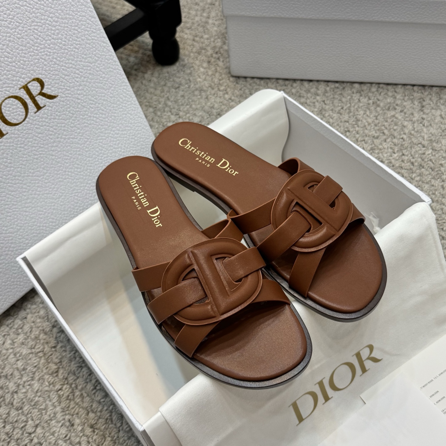 NO:408185,Casual Dior 25ss summer high-end new sandals. Simple and super versatile. Perfect and luxurious to wear with spring and summer clothing. The foot feels more comfortable!  The original material is perfectly replicated. The original disassembled mold is unpacked. The original fabric is customized cowhide. The inner lining is customized sheepskin. The foot pad is original custom sheepskin. The original sole is original genuine leather outsole. Heels. The heel is high flat heel. The original packaging is complete. The number of sizes is 35-41 (41 customized, no return or exchange), slippers, dior, dior, sandals, slippers, cowhide, sheepskin, Leather soles19860909休闲款 Dior 迪奥 25ss 夏季高版本新款凉鞋. 简约超级百搭. 上脚完美奢华可任意搭配春夏服饰. 脚感更是舒适！材质原版完美复刻. 原版拆解开模. 面料原版定制牛皮 内里原版定制羊皮 垫脚原版定制羊皮 大底原版真皮大底 跟高平跟 包装原版全套包装 码数35-41（41订制不退换）,拖鞋,dior,dior,sandals,slippers,cowhide,sheepskin,Leather soles,Women's Shoes