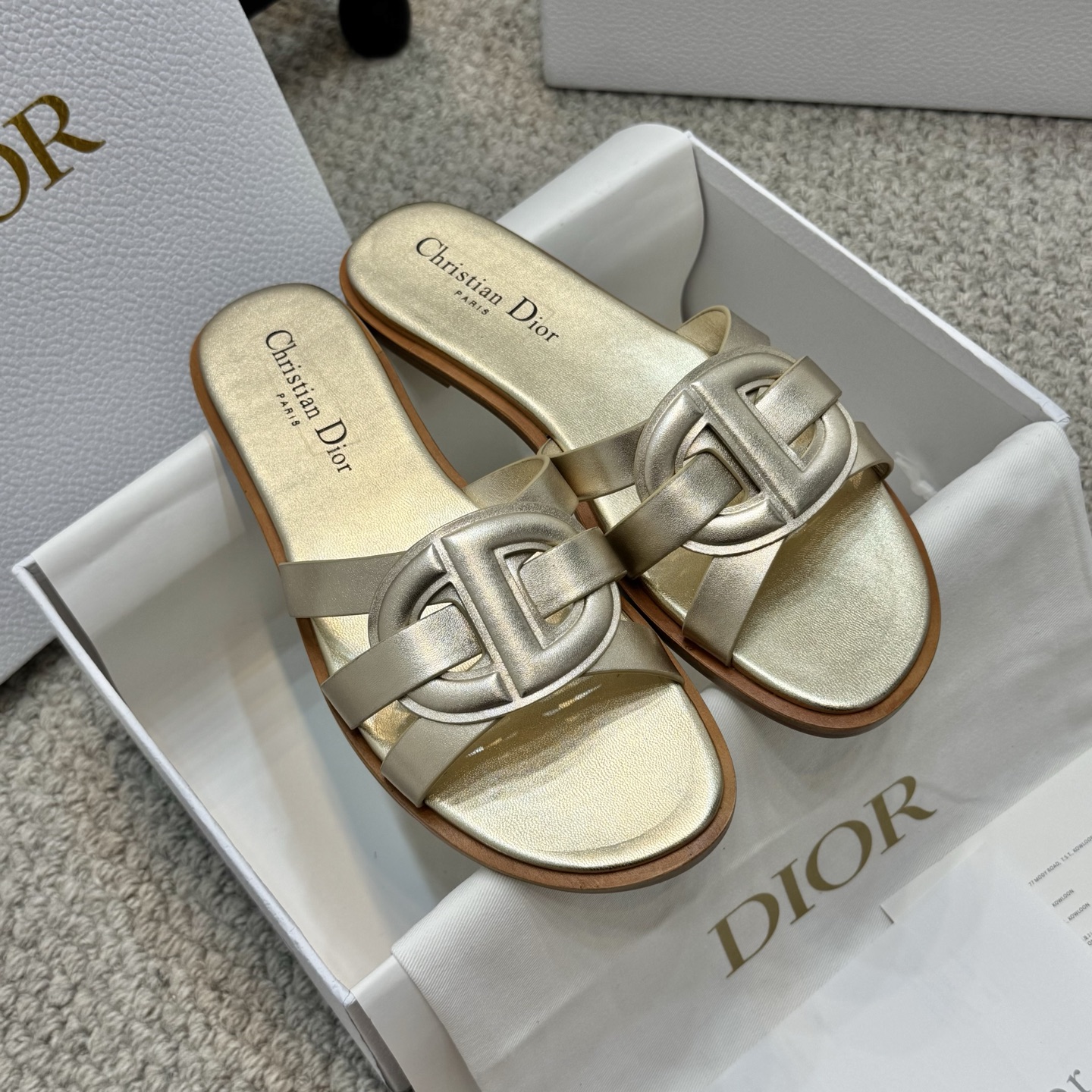 NO:420552,Casual Dior 25ss summer high-end new sandals. Simple and super versatile. Perfect and luxurious to wear with spring and summer clothing. The foot feels more comfortable!  The original material is perfectly replicated. The original disassembled mold. The original fabric is customized cowhide. The inner lining is customized sheepskin. The foot pad is customized sheepskin. The original sole is original genuine leather outsole. Heels. The heel is high flat heel. The original packaging is complete. Size 35-41. Slippers, dior, dior, sandals, slippers, cowhide, sheepskin, Leather soles.19860909休闲款 Dior 迪奥 25ss 夏季高版本新款凉鞋. 简约超级百搭. 上脚完美奢华可任意搭配春夏服饰. 脚感更是舒适！材质原版完美复刻. 原版拆解开模. 面料原版定制牛皮 内里原版定制羊皮 垫脚原版定制羊皮 大底原版真皮大底 跟高平跟 包装原版全套包装 码数35-41,拖鞋,dior,dior,sandals,slippers,cowhide,sheepskin,Leather soles,Women's Shoes
