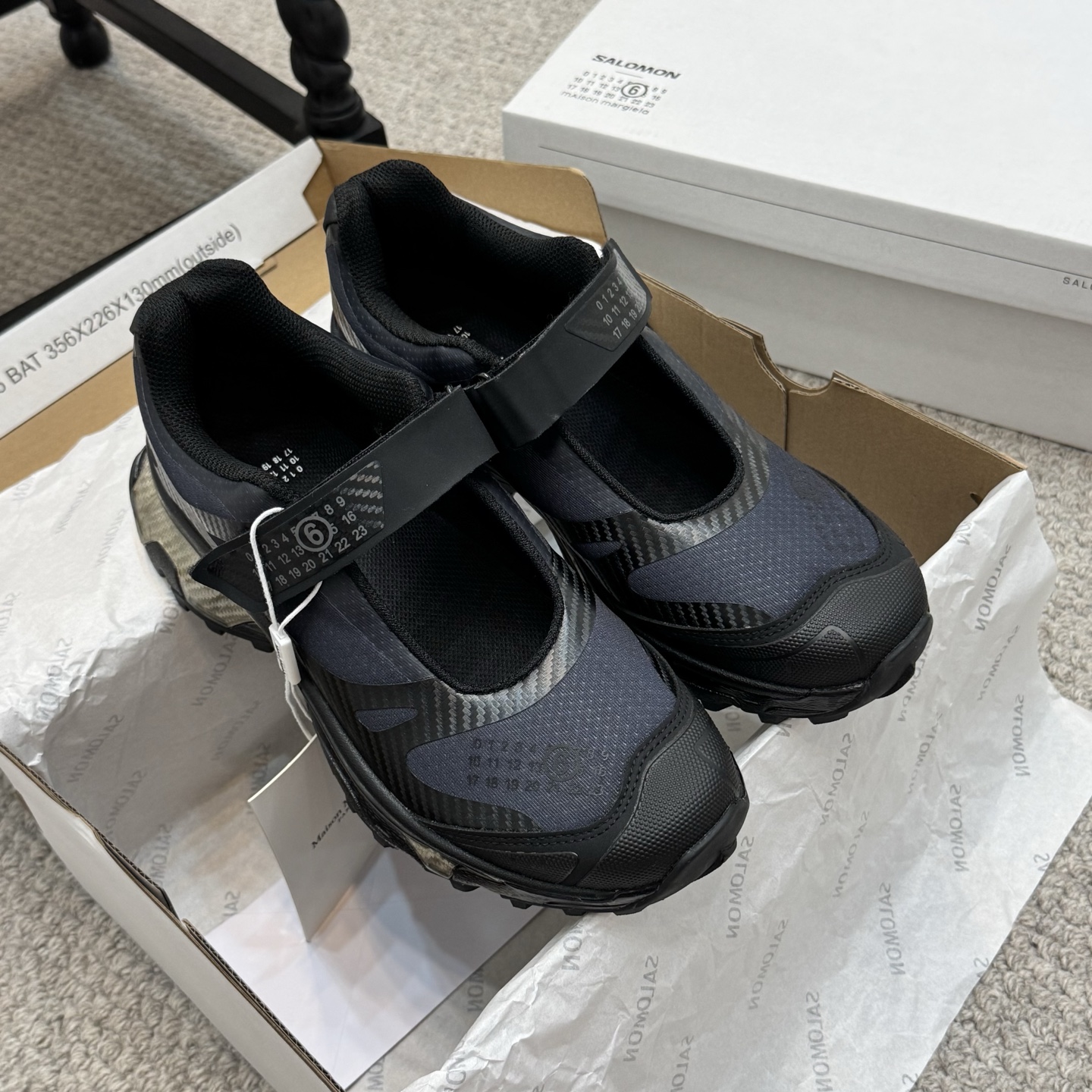 NO:409824,Casual model Salomon x MM6 Salomon co-branded MM6 series thick-soled casual Mary Jane sneakers combine simple design and practical technology. The co-branded shoes are still in a simple black and white color scheme. The brand words on the shoe also reflect the minimalist design style. They are decorated with mesh, tear-resistant upper, waterproof glue strips and nylon pull rings and other details. The upper is customized imported technology fabric. The inner lining is imported original breathable mesh. The original mold opening is super light foamed material. The bottom thickness is: 6.5CM Size34-44. The original packaging box is equipped with airplane box. Mary Jane, masion margiela, mary jane, sneakers19860909休闲款 Salomon x MM6萨洛蒙联名款MM6系列厚底休闲玛丽珍运动鞋 融合简约的设计和实用的技术性 联名鞋款依旧是黑白简约配色,鞋身上的品牌字样也体现出极简主义的设计风格 并饰有网眼、抗撕裂材质鞋面、防水胶条以及尼龙拉环等细节 鞋面原版定制进口科技面料 内里原版进口透气网里 原版开模超轻发泡材质大底 底厚: 6.5CM Size34-44 配原包装盒带飞机盒,玛丽珍,masion margiela,mary jane,sneakers,Women's Shoes