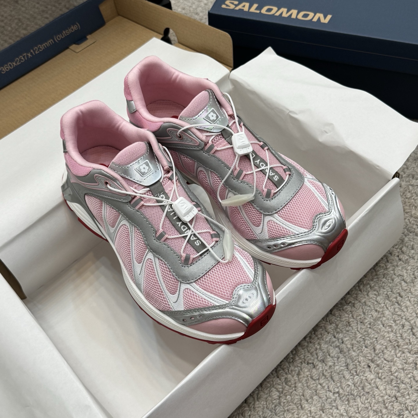 NO:409814,Casual SALOMON XT-WHISPER round-toe trail running shoes!  Round head anti-collision design, widens the toe space, freely stretching the toes without squeezing the feet, making it more comfortable to walk for a long time or commuting. The 3D mesh structure is paired with antibacterial insoles, and does not cover the feet in summer. Quicklace fast lace-up system tightens as soon as it is pulled, avoiding the cumbersome lace-up, and adjusts the tightness at any time during exercise. The TPU protective layer wraps the forefoot to cope with outdoor gravel collisions, and prevents scratches in urban cycling. The latest model of Salomon outdoor shoes Size: Women 35-40 Size: Men 39-45 with original packaging box with airplane box, casual shoes/sports shoes, sneakers19860909休闲款 SALOMON萨洛蒙 XT-WHISPER圆头越野跑鞋！ 圆头防撞设计,加宽鞋头空间,脚趾自由舒展不挤脚,长时间徒步或通勤行走更舒适.  3D网眼结构搭配抗菌鞋垫,夏季闷热不捂脚,Quicklace快速系带系统一拉即紧,免去系带繁琐,运动途中随时调整松紧. TPU防护层包裹前掌,应对户外碎石碰撞,城市骑行防刮蹭更耐用.萨洛蒙户外鞋最新款 Size:女35-40 Size:男39-45 配原包装盒带飞机盒,休闲鞋/运动鞋,sneakers,Women's Shoes