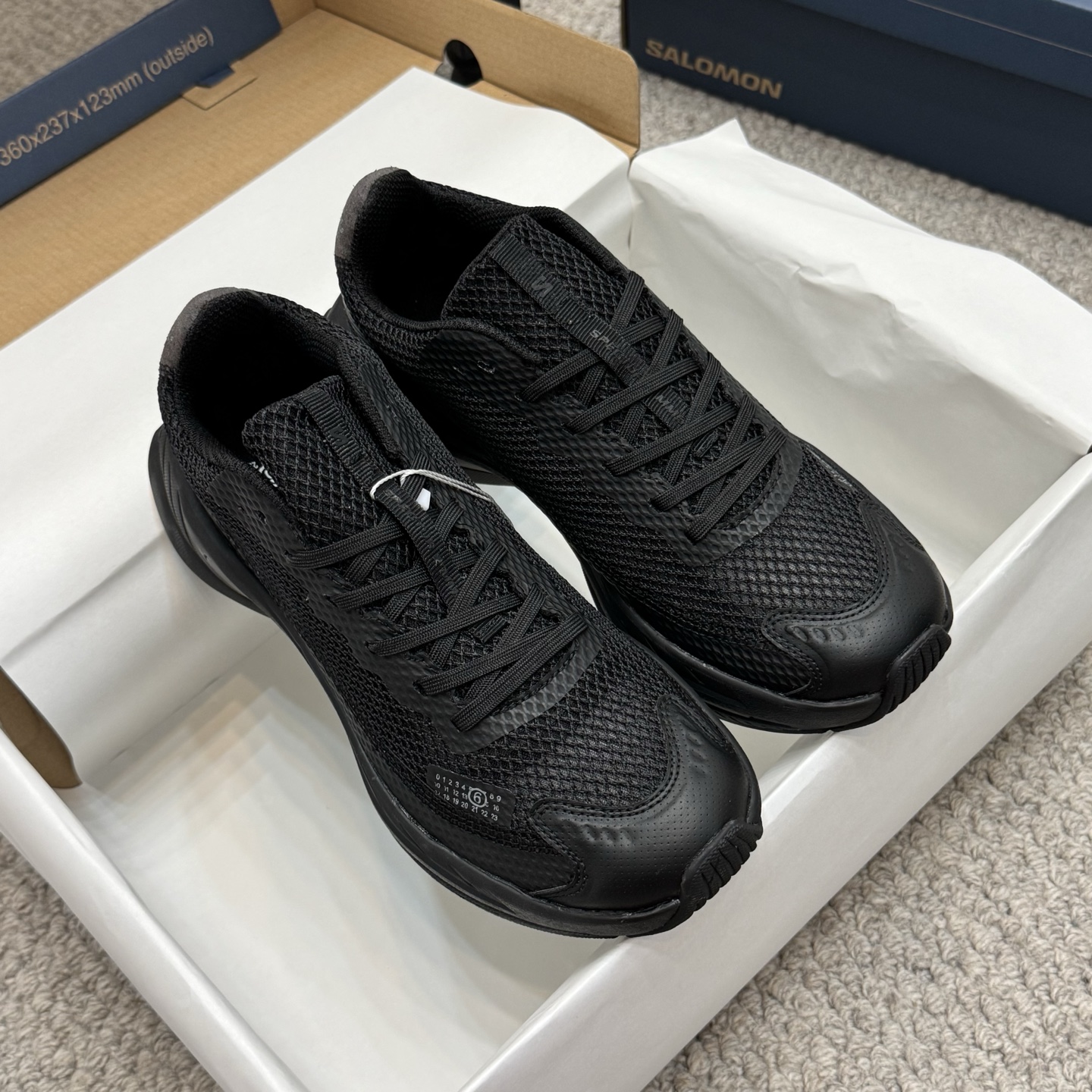 NO:409818,Casual MM6 x SALOMON - Spectur Maison Outdoor Running Shoes Many celebrity fashion bloggers plant grass Super popular outdoor series The 25 spring and summer series shoes jointly developed by Margiela and SALOMON are based on the road running shoes Spectur 2. The upper is made of large hole mesh material with the same color pressing and cutting sheets. The side of the shoe has both brand logos, covering polyester fiber, polyurethane, rubber, etc.; it is equipped with full-length carbon fiber board Energy Blade and Energy Foam cushioning system, with thick and widened rear palm, combining propulsion, cushioning rebound and stability sole super light Original foamed sole Size women 35-40 Size: men 39-45 with original packaging box with airplane box, casual shoes/sports shoes, masion  Margiela, sneakers19860909休闲款 MM6 x SALOMON萨洛蒙 - Spectur Maison 户外 跑步鞋  超多明星时尚博主种草 超火的户外系列 Margiela与SALOMON合作的25春夏系列鞋款,以公路跑鞋Spectur 2为基础,鞋面采用大孔网眼材质搭配同色系压胶与裁片,鞋侧有双方品牌标识,材质涵盖聚酯纤维、聚氨酯、橡胶等；它搭载全长碳纤维板Energy Blade与Energy Foam缓震系统,后掌加厚加宽,兼具推进力、缓震回弹与稳定性鞋底超级轻 原版发泡大底 Size女35-40 Size:男39-45 配原包装盒带飞机盒,休闲鞋/运动鞋,masion margiela,sneakers,Women's Shoes