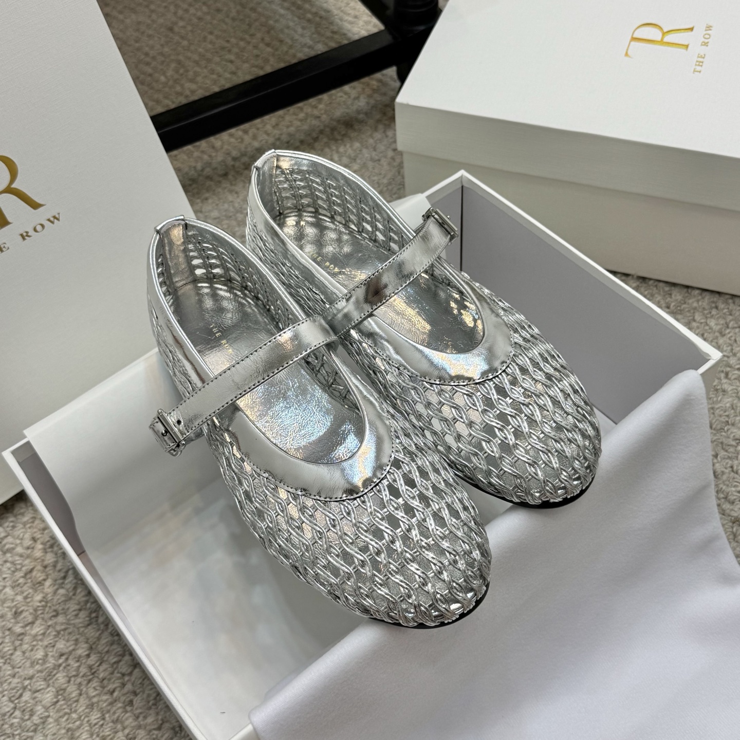 NO:416243,Niche style The Row25 spring and summer new woven hollow mesh Mary Jane ballet flat single shoe shoes This year's most popular mesh ballet shoes, an extremely low-key and very high-end brand, never need to use exaggerated logos to show off yourself, only the simplest lines and the most advanced materials, let me tell you that today this Mary Jane directly closes her eyes and it's very soft sole, bun shoes are particularly comfortable and easy to wear, and it is more fashionable and unique to wear with socks, full of girlishness!  You can wear fat and thin feet without picking your feet!  Imported upper hand-woven mesh splicing sheepskin inner foot padded sheepskin original molded rubber sole Size: 35-41 (custom made on 40 41) with original packaging, single shoes, mary jane, sheepskin, socks19860909小众款 The Row25春夏新款编织镂空网纱玛丽珍芭蕾舞平底单鞋鞋 今年最流行的网纱芭蕾鞋,一个极其低调又非常高级的品牌,从来不需要用浮夸的logo来彰显自己,只有最简约的线条和最高级的材质 来告诉大家,今天这款玛丽珍直接闭眼入它鞋底非常柔软,包子鞋特别舒适好穿,搭配袜子穿更时髦有个性,少女感满满！胖瘦脚型都可以穿不挑脚！ 鞋面进口手工编织网面拼接羊皮 内里垫脚羊皮 原版开模橡胶大底 Size:35-41（40 41定做） 配原版包装,单鞋,mary jane,sheepskin,socks,Women's Shoes