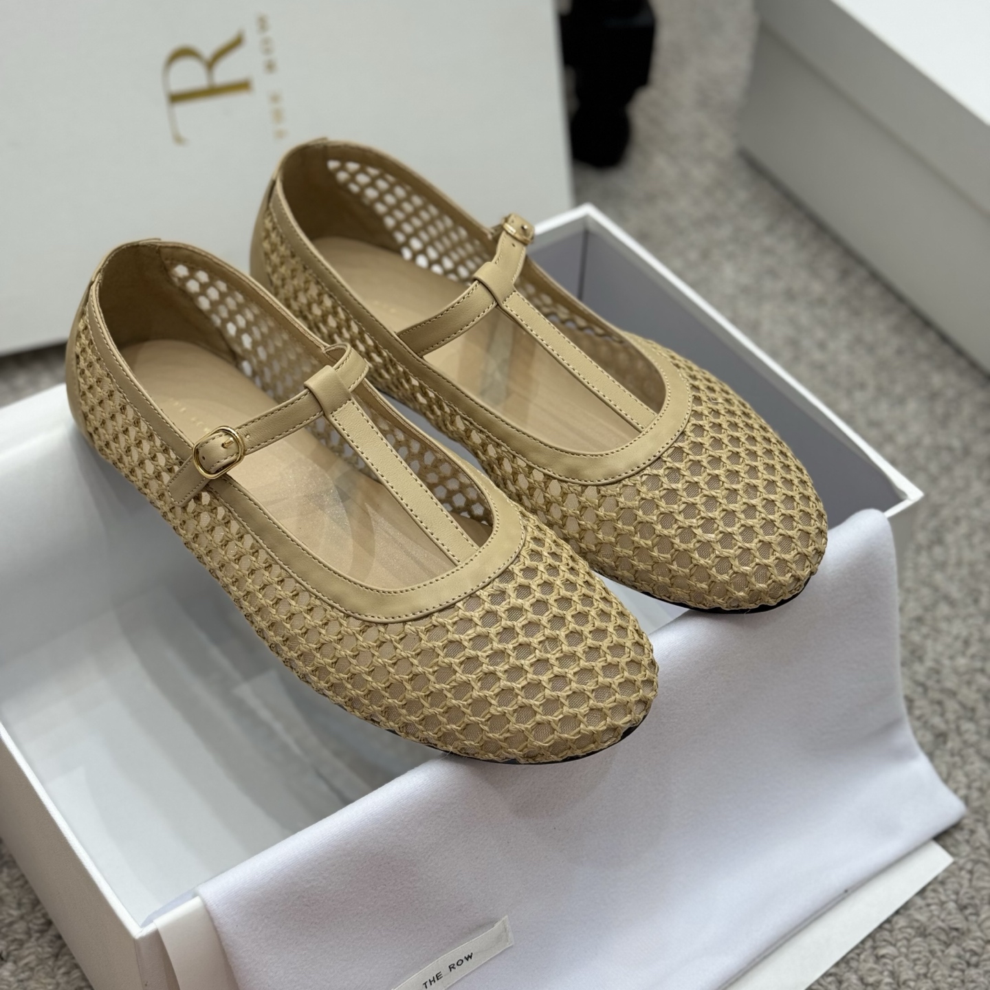 NO:416240,Niche style The Row25 spring and summer new woven hollow mesh Mary Jane ballet flat single shoe shoes This year's most popular mesh ballet shoes, an extremely low-key and very high-end brand, never need to use exaggerated logos to show off yourself, only the simplest lines and the most advanced materials, let me tell you that today this Mary Jane directly closes her eyes and it's very soft sole, bun shoes are particularly comfortable and easy to wear, and it is more fashionable and unique to wear with socks, full of girlishness!  You can wear fat and thin feet without picking your feet!  Imported upper hand-woven mesh splicing sheepskin inner foot padded sheepskin original molded rubber sole Size: 35-41 (custom made on 40 41) with original packaging, single shoes, mary jane, sheepskin, socks19860909小众款 The Row25春夏新款编织镂空网纱玛丽珍芭蕾舞平底单鞋鞋 今年最流行的网纱芭蕾鞋,一个极其低调又非常高级的品牌,从来不需要用浮夸的logo来彰显自己,只有最简约的线条和最高级的材质 来告诉大家,今天这款玛丽珍直接闭眼入它鞋底非常柔软,包子鞋特别舒适好穿,搭配袜子穿更时髦有个性,少女感满满！胖瘦脚型都可以穿不挑脚！ 鞋面进口手工编织网面拼接羊皮 内里垫脚羊皮 原版开模橡胶大底 Size:35-41（40 41定做） 配原版包装,单鞋,mary jane,sheepskin,socks,Women's Shoes