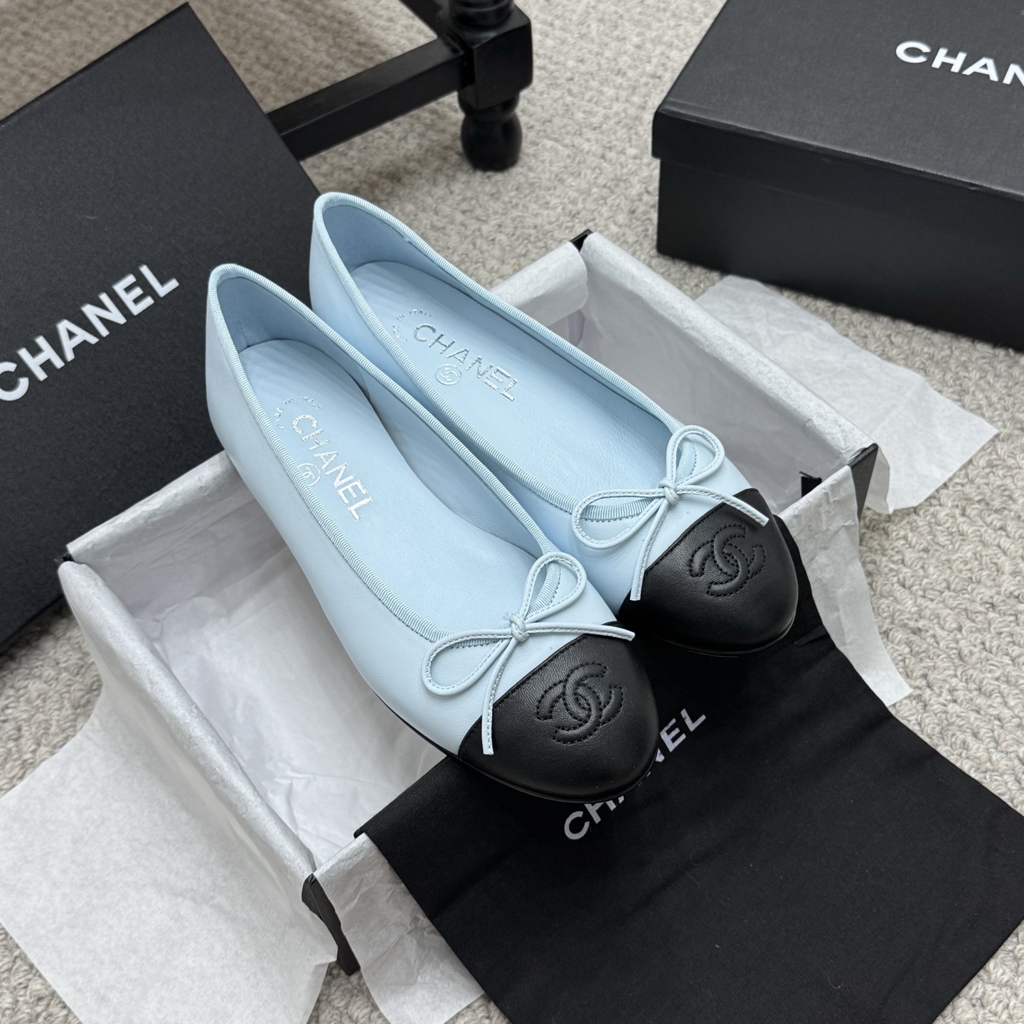 NO:814553,Classic model (high version) CHANEL 26ss Spring and summer top version HK overseas purchasing original 1:10,000 classic bow round-toe ballet shoes. Not many good quality. You can really go in and out of the counter without pressure. Regardless of the last type, leather selection and manufacturing process, they are all genuine craftsmanship and very exquisite. Fabric Sheepskin/Satin/Sheep lining Imported sheepskin (sweat-absorbent and soft) Sole Italian special A-grade leather sole Code number 35  －41 (41 custom-made), ballet shoes, chanel, sheepskin, silk fabric, sheep19860909经典款（高版本） CHANEL 26ss 春夏顶级版本 HK海外代购 原版1:1万年经典蝴蝶结 圆头芭蕾舞鞋 好品质不多 真正做到随便进出专柜无压力 无论楦型、皮料选择、制造工艺都是正品工艺,十分考究. 面料羊皮/绸缎/羊猄 内里进口绵羊皮（吸汗柔软） 鞋底意大利特A级真皮底 码数35 －41(41订做),芭蕾舞鞋,chanel,sheepskin,silk fabric,sheep,Women's Shoes
