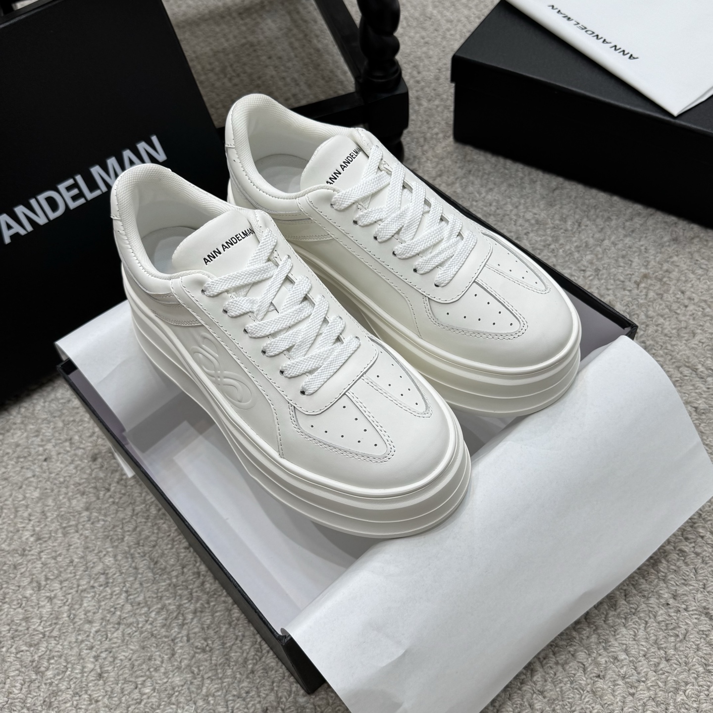 NO:816129,White shoes ANN ANDELMAN 2026 new model Zhao Lusi, Yang Zi, Wang Xinling, Wu Xuanyi. The same platform thick-soled white shoes casual shoes. A pair of shoes with stunning appearance and full of vitality. These colors are particularly good-looking and make people feel attracted. Many customers have reported that it is a moral training shoe with high comfort. The leg-lifting effect is comparable to leg plastic surgery. The legs are slim and long. It can be easily held in various styles. You can wear it casually!  Calfskin upper, breathable mesh lining, original outsole (4.5cm) 35-40, casual shoes/sports shoes, sneakers, cowhide19860909小白鞋 ANN ANDELMAN 2026新款赵露思 杨紫 王心凌 吴宣仪 同款松糕厚底小白鞋休闲鞋 一款颜值爆表又充满活力的鞋子 这几个颜色特别好看 让人动心的感觉 巨多客户反馈舒适度极高的一款德训鞋 拉腿效果堪比腿部整形 巨显腿细腿长 各种风格都能轻松hold住 随便搭！ 鞋面小牛皮 内里垫脚透气网布 原版大底（4.5cm） 35-40,休闲鞋/运动鞋,sneakers,cowhide,Women's Shoes