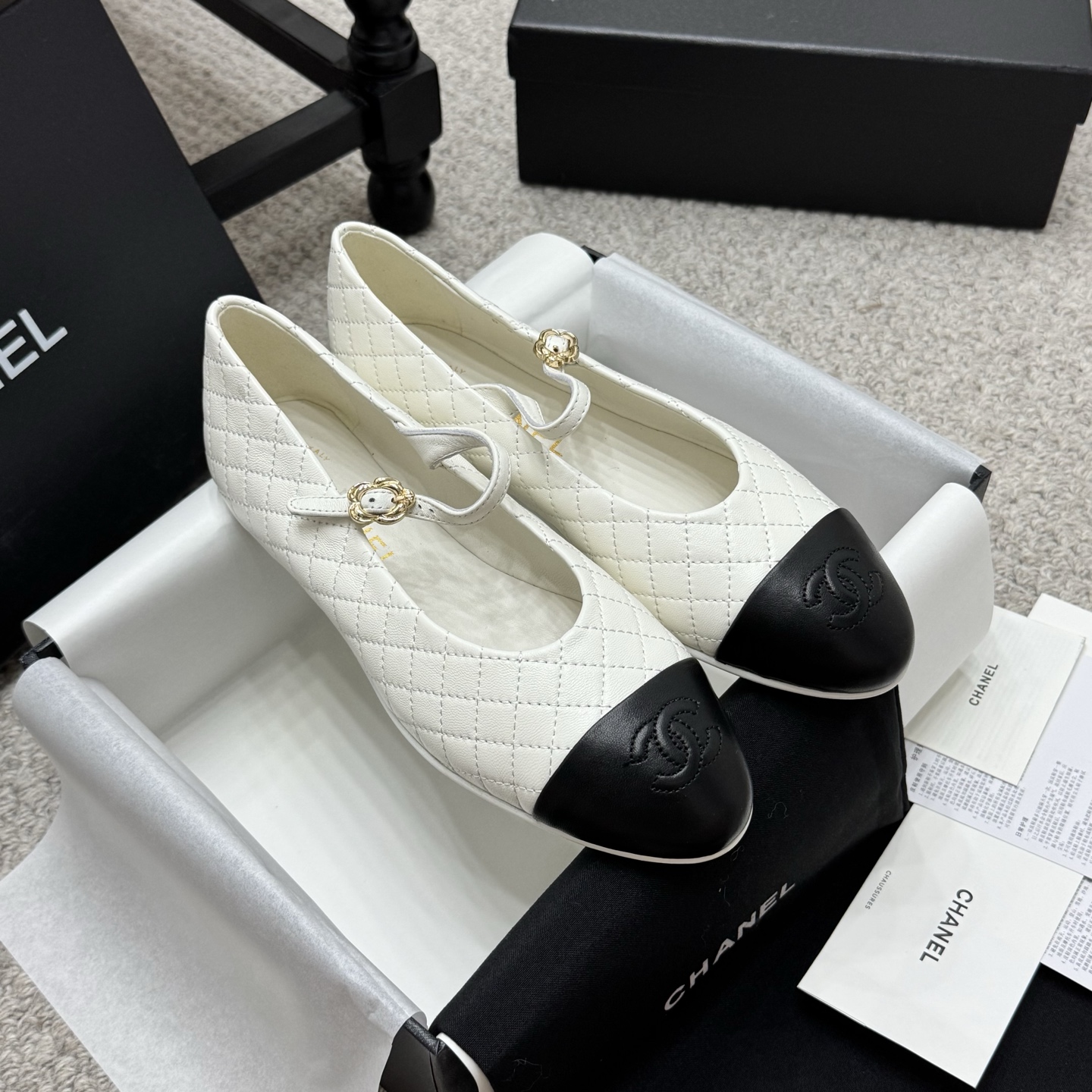 NO:443040,Classic model 25 new CHANEL (diamond single shoes) in the counter... I'm grasped by Chanel's beautiful shoes. Diamond electric embroidery pattern is classic and elegant, with a superb color scheme, which makes it look high-end. Whether it's daily street or an important occasion, I'll bring it with my own French fashionable filter~ Who knows, Xiao Xiangxiang's shoes are always believed in fashion combat power. Fabric sheepskin, inner sheepskin, outsole, genuine leather soles. Size 35-42 (40.41.42) Original box packaging, single shoes, chanel, chanel, sheepskin, Leather soles19860909经典款 25款专柜火爆新款CHANEL（菱格单鞋)... 被香奈儿这波美鞋拿捏住啦 菱格电绣纹经典又优雅,配色也超绝,碰撞出高级感 不管是日常出街还是重要场合,蹬上它,瞬间自带法式时髦滤镜~ 谁懂啊,小香香奶奶的鞋子,永远可以相信的时尚战斗力 面料羊皮 内里羊皮 大底真皮大底 码数35-42（40.41.42定） 原盒包装,单鞋,chanel,chanel,sheepskin,Leather soles,Women's Shoes