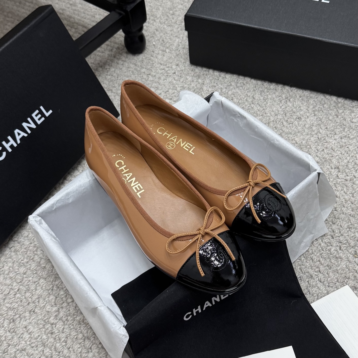 Elegantes bailarinas Chanel en piel de oveja y charol con adorno de lazo