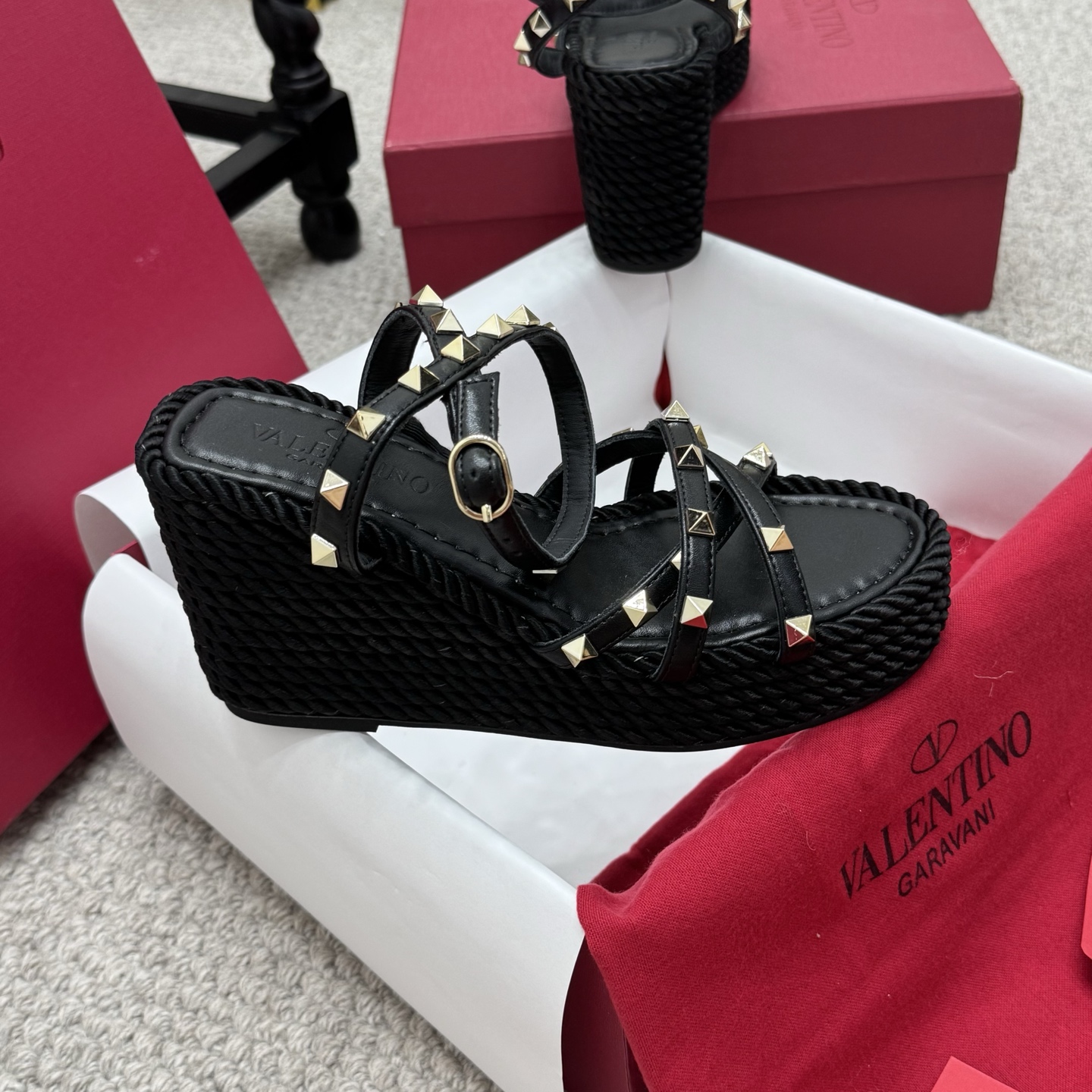 NO:443026,Fashionable Valentino high-end new rivet rope braided wedge sandals. Simple and super versatile. Perfect and luxurious on the feet, you can match any spring and summer clothing. The feel of the feet is even more comfortable!  The original material is perfectly replicated. The original disassembled mold is made of electroplated rivets. The gold heel is about 10cm high. The front pallet water table is about 4cm. Fabric: cowhide Inner: cowhide Outsole: original non-slip sole Size35--40 (customized for 41) Configuration counter original packaging, high heels, sandals, valentino, valentino, sandals, high heels, cowhide, gold19860909时尚款 Valentino华伦天奴 高版本新款铆钉麻绳编织坡跟凉鞋. 简约超级百搭. 上脚完美奢华可任意搭配春夏服饰. 脚感更是舒适！ 材质原版完美复刻. 原版拆解开模.电镀铆钉饰扣. 黄金跟高约10cm. 前掌水台约4cm. 面料:牛皮 内里:牛皮 大底: 原版防滑大底 Size35--40（41定做） 配置专柜原版包装,高跟鞋凉鞋,valentino,valentino,sandals,high heels,cowhide,gold,Women's Shoes