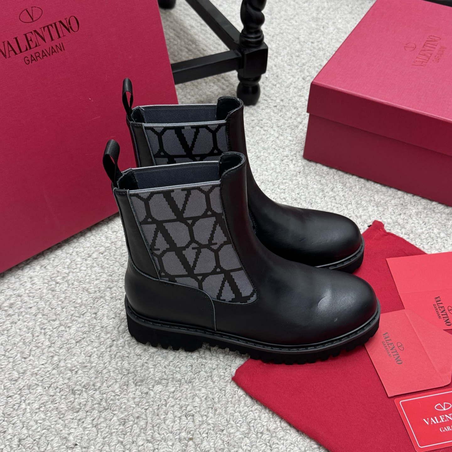 NO:443374,Simple Valentino 25 autumn and winter new product, thick-soled Chelsea boots, luxurious and gorgeous on the feet. Perfect details. Exquisite and durable. You can match beautiful clothes in spring, summer, autumn and winter. High custom calfskin upper imported cowhide imported cowhide original open mold non-slip sole Size35-40 (41 custom made) Configuration counter original packaging, boots, valentino, valentino, boots, cowhide19860909简约款 Valentino华伦天奴 25 秋冬新品 厚底切尔西短靴  上脚大气奢华艳丽. 细节完美. 精致耐看. 可任意配搭春夏秋冬美丽服饰. 鞋面高定制小牛皮 内里进口的牛皮里 大底原版开模防滑大底 Size35-40(41定做) 配置专柜原版包装,靴子,valentino,valentino,boots,cowhide,Women's Shoes