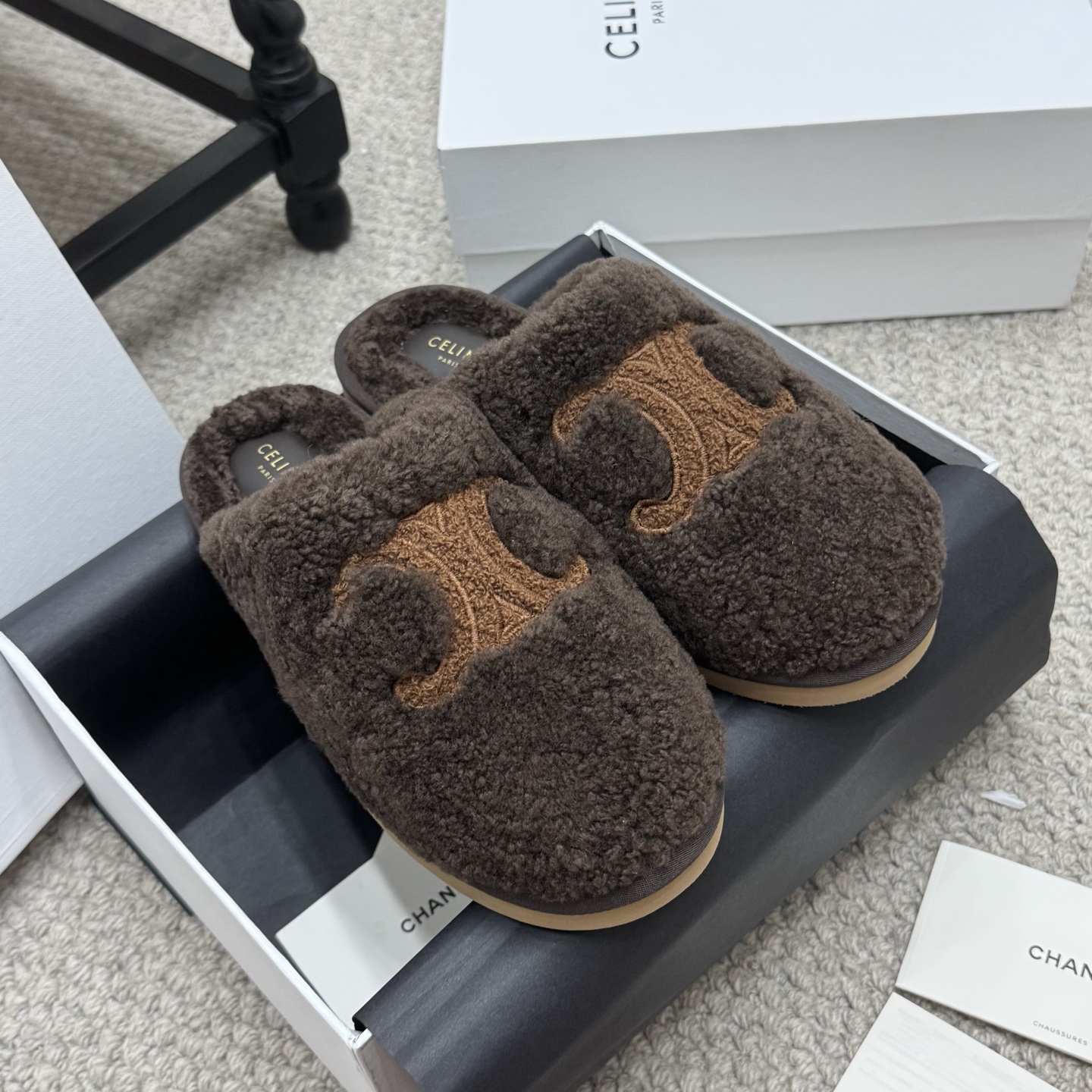 NO:476964,Furry shoes Celine/Celine 2025ss new flat Birken half-pack wool slippers, very comfortable and warm on the feet. This season's Celine made me love it again!  There are too many beautiful shoes in this season. This wool drag really makes me unable to extricate myself. The furry wool is made of European imported A-grade lamb wool. The footbed logo is made of mixed-bred sheepskin. The outsole is made of the same material as the original. The bottom is wear-resistant and non-slip!  !  ! Size 35-40, semi-dragged fur shoes, celine, celine, slippers, sheepskin19860909毛毛鞋 Celine/塞琳2025ss新款平底勃肯半包羊毛拖鞋,上脚非常舒适保暖 这一季的赛琳又让我重新爱了它一次！这季节美鞋太多这款毛拖真的是让我无法自拔真太可爱了～ 毛茸茸的羊毛是选用欧洲进口A级羊羔毛 垫脚logo部位采用混种羊皮, 大底与原版一样的材质底片耐磨防滑！！! 码数35-40,半拖毛毛鞋,celine,celine,slippers,sheepskin,Women's Shoes