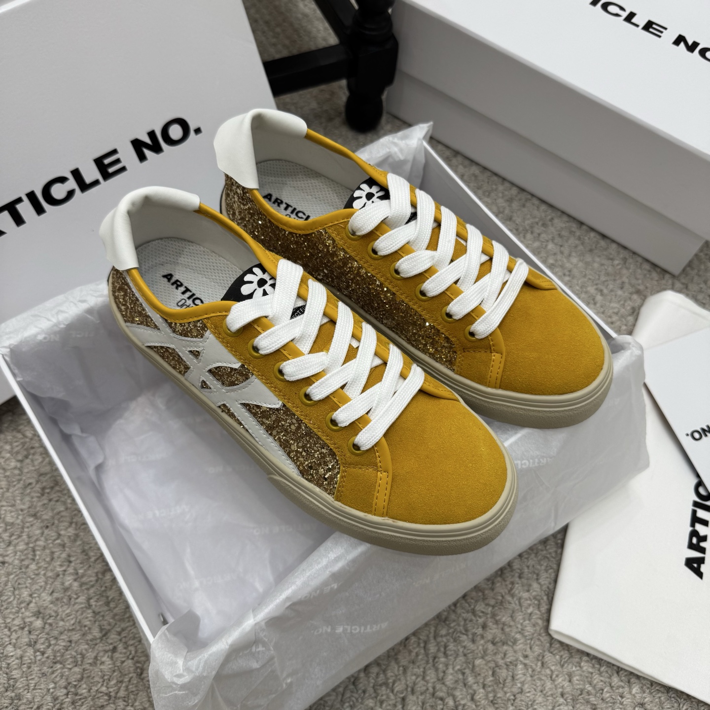 NO:476953,Niche brand ARTICLE NO. Classic trend-rejuvenating series of thin-sole training shoes, many celebrities are wearing... Combining American street culture with futuristic feeling, comfortable and lighter on the feet, cloud-like comfort is unprecedented, suitable for all commuting occasions. Buy genuine version development. Fabric. Niuqiong/cowhide/sequin inner sheepskin outsole original outsole size 35-41, casual shoes/sports shoes, sneakers, cowhide, sheepskin19860909小众牌 ARTICLE NO.经典回潮系列薄底德训鞋,超多明星都在穿..... 将美式街头文化与未来感结合 上脚舒适脚感更轻盈, 云朵般舒适感前所未有, 适用于各种通勤场合. 购入正品打版开发. 面料.牛琼/牛皮/亮片  内里 羊皮 大底原版大底 码数35-41,休闲鞋/运动鞋,sneakers,cowhide,sheepskin,Women's Shoes