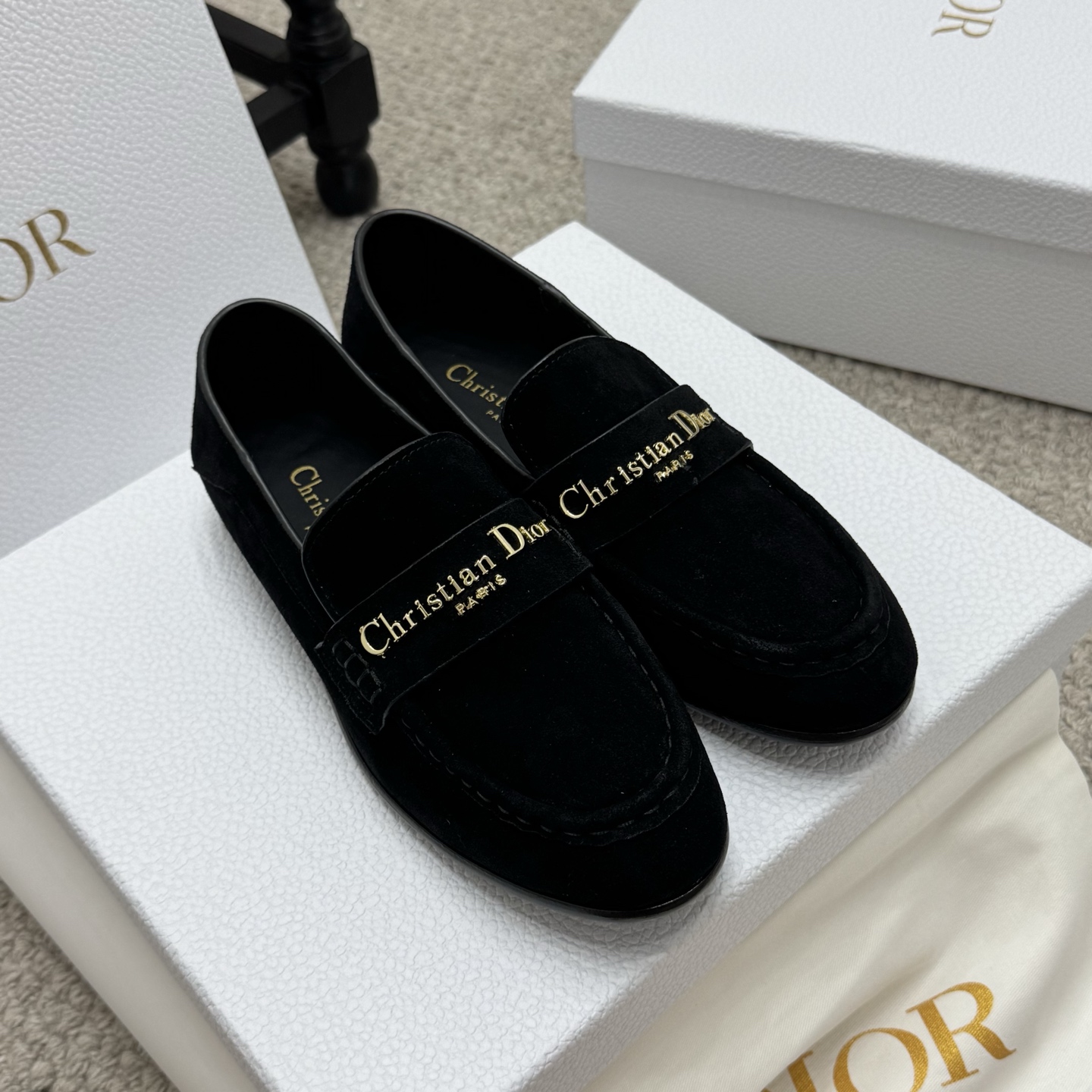 NO:476943,Loafers Dior/Dio 25WF letter retro loafers have become eternal classics with their unique charm. The upper letter elements are a symbol of brand recognition. Retro font design is like engraved with the brand's fashion password. Paired with simple jeans and white shirts. Daily styles and exquisite dresses are eye-catching tools for dinner occasions. Whether you are strolling in the streets or traveling through fashion parties, it can help you become the focus of attention. The dough is made of original custom leather, and the inner foot pads are all cowhide. Italian imported genuine leather soles size35-40, loafers, dior, dior, loafers, skirts, jeans, shirts, cowhide, Leather soles19860909乐福鞋 Dior/迪奥25WF字母复古乐福鞋 凭借独特魅力成为永恒经典. 鞋面字母元素 是品牌辨识度的象征 复古字体设计 宛如镌刻着品牌的时尚密码 搭配简约牛仔裤和白衬衫 日常出街造型 搭配精致的连衣裙 是晚宴场合的吸睛利器, 无论是漫步在街头巷尾 还是穿梭于时尚派对 它都能助你成为众人瞩目的焦点. 面皮采用原版定制皮料 内里垫脚均为牛皮 意大利进口真皮大底 size35-40,乐福鞋,dior,dior,loafers,skirts,jeans,shirts,cowhide,Leather soles,Women's Shoes