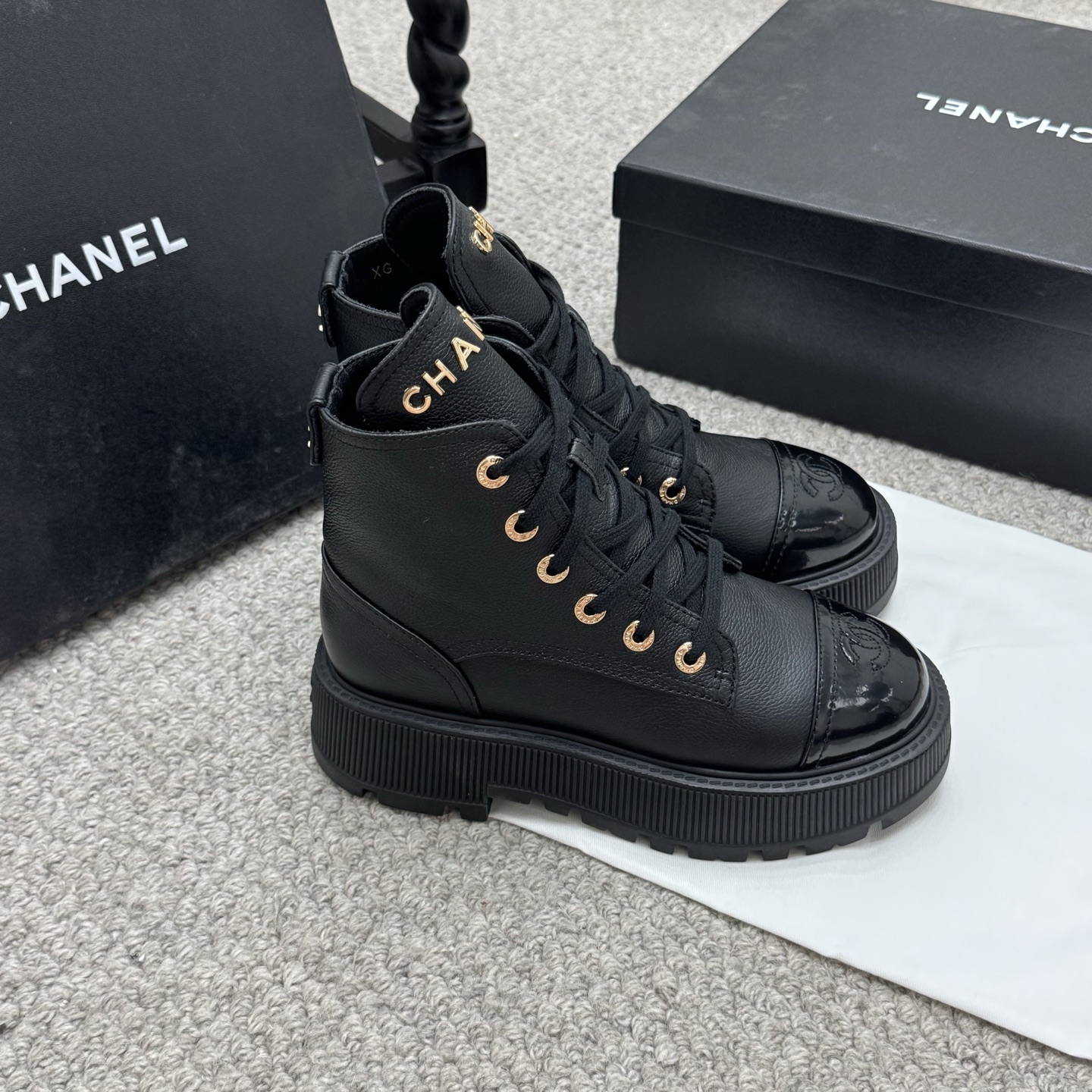 NO:479455,Classic CHANEL | Xiaoxiang 25B popular autumn and winter lychee pattern cowhide thick-soled Martin short boots. The letters on the tongue are very delicate, the dark flower logo on the toe and the heel logo are all very unique. The legs on the boots really make the legs look thin, and the boots have a certain height, which is really cool and spicy. The upper is made of imported soft lychee pattern cowhide and genuine hardware is developed!  Long-lasting and never softening!  The heel Logo hardware will not fall off for a long time!  Sheepskin inner soft and breathable Original private mold customized 5 cm high groove TPU outsole size: 35-41, boots, chanel, boots, cowhide, sheepskin19860909经典款 CHANEL | 小香25B爆款秋冬荔枝纹牛皮厚底马丁短靴 鞋舌上的字母很精致,鞋头的暗花Logo 还有后跟的logo 都很别致,这靴子上脚真的显腿细,加上靴子还有一定高度,真的泰酷辣. 鞋面采用进口柔软荔枝纹牛皮 正品五金开发 ！持久不软化！后跟Logo五金持久不会掉！ 绵羊皮内里 柔软透气 原版私模定制5厘米高的沟纹TPU大底 size:35-41,靴子,chanel,boots,cowhide,sheepskin,Women's Shoes