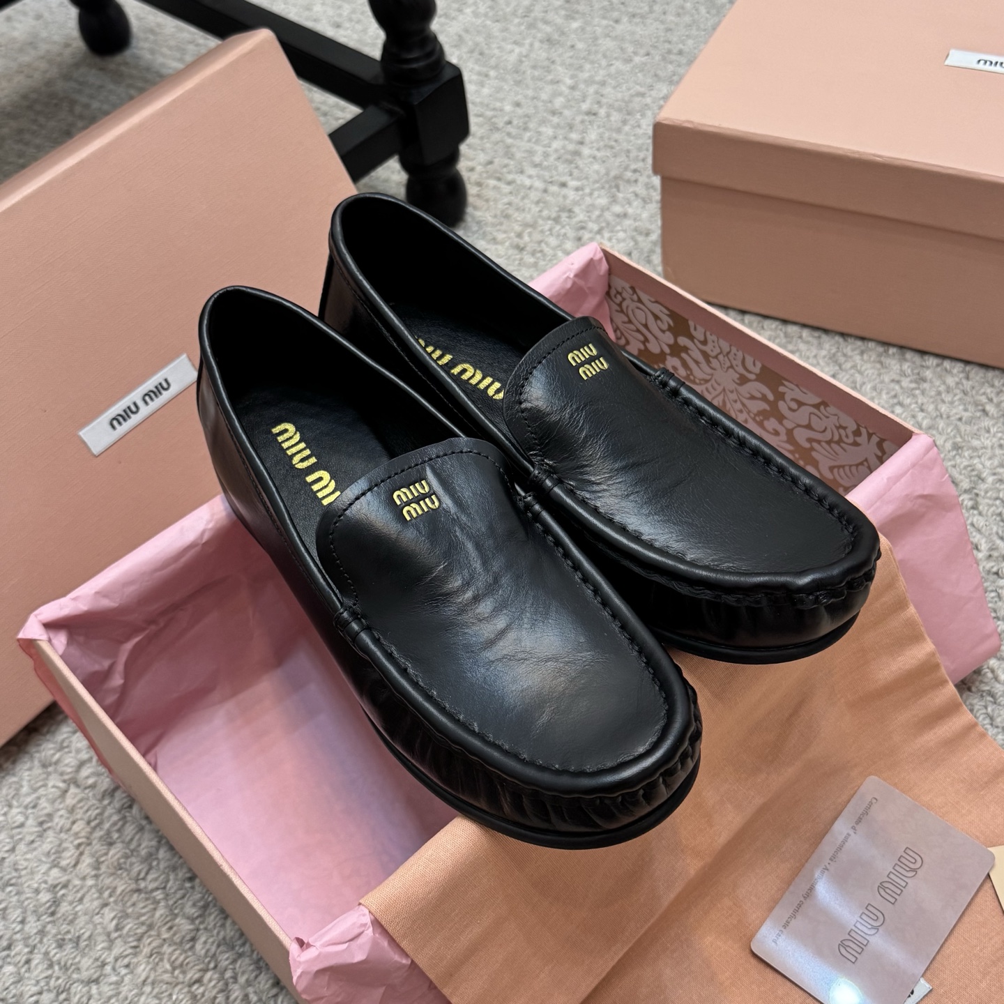 NO:476966,Loafers MIUMIU's latest autumn and winter show style MIUMIU 2025 loafers... Many celebrities have planted grass, and the most popular items with super high appearance. These years of old money styles are super, this loafer is no exception. The simple design concept is paired with the brand's classic logo as embellishment, which makes it look extremely simple!  Really make a pair of items that can be used regardless of age, occupation, or outfit. The leather is made of imported Gaomerro Yangjing/cowhide, mixed-bred sheepskin, original private model outsole Size35-40, loafers, miumiu, loafers, cowhide, sheepskin, sheep19860909乐福鞋 MIUMIU2025秋冬最新走秀款 乐福鞋... 超多明星网红种草 秀款出镜率超高的单品 这几年老钱风穿搭超级 这款乐福鞋也不例外 简约的设计理念搭配品牌经典的logo做点缀显得格外极简！真的做到一双不分年龄不分职业不分穿搭都可以驾驭的单品 皮料选用进口高丝光羊京/牛皮 内里混种羊皮 原版私模大底 Size35-40,乐福鞋,miumiu,loafers,cowhide,sheepskin,sheep,Women's Shoes