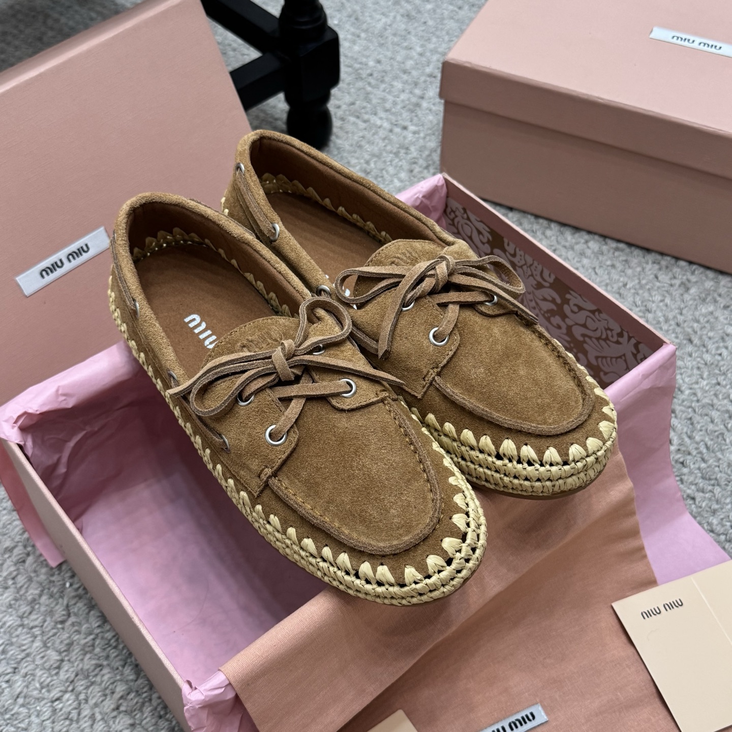 NO:476956,Loafers MIUMIU's latest autumn and winter show style MIUMIU... There are so many celebrities who grow grass and show styles with super high appearance rate in the past few years. This loafer is no exception. The simple design concept is paired with the brand's classic logo to make it look extremely simple!  Really make a pair of items that can be used regardless of age, occupation, or outfit. The leather is made of imported cowhide/woven. The inner mixed type of reverse velvet. Original private model outsole. Size35-40, loafers, miumiu, loafers, cowhide19860909乐福鞋 MIUMIU2025秋冬最新走秀款 乐福鞋... 超多明星网红种草 秀款出镜率超高的单品 这几年老钱风穿搭超级 这款乐福鞋也不例外 简约的设计理念搭配品牌经典的logo做点缀显得格外极简！真的做到一双不分年龄不分职业不分穿搭都可以驾驭的单品 皮料选用进口牛皮/编织 内里混种反绒 原版私模大底 Size35-40,乐福鞋,miumiu,loafers,cowhide,Women's Shoes