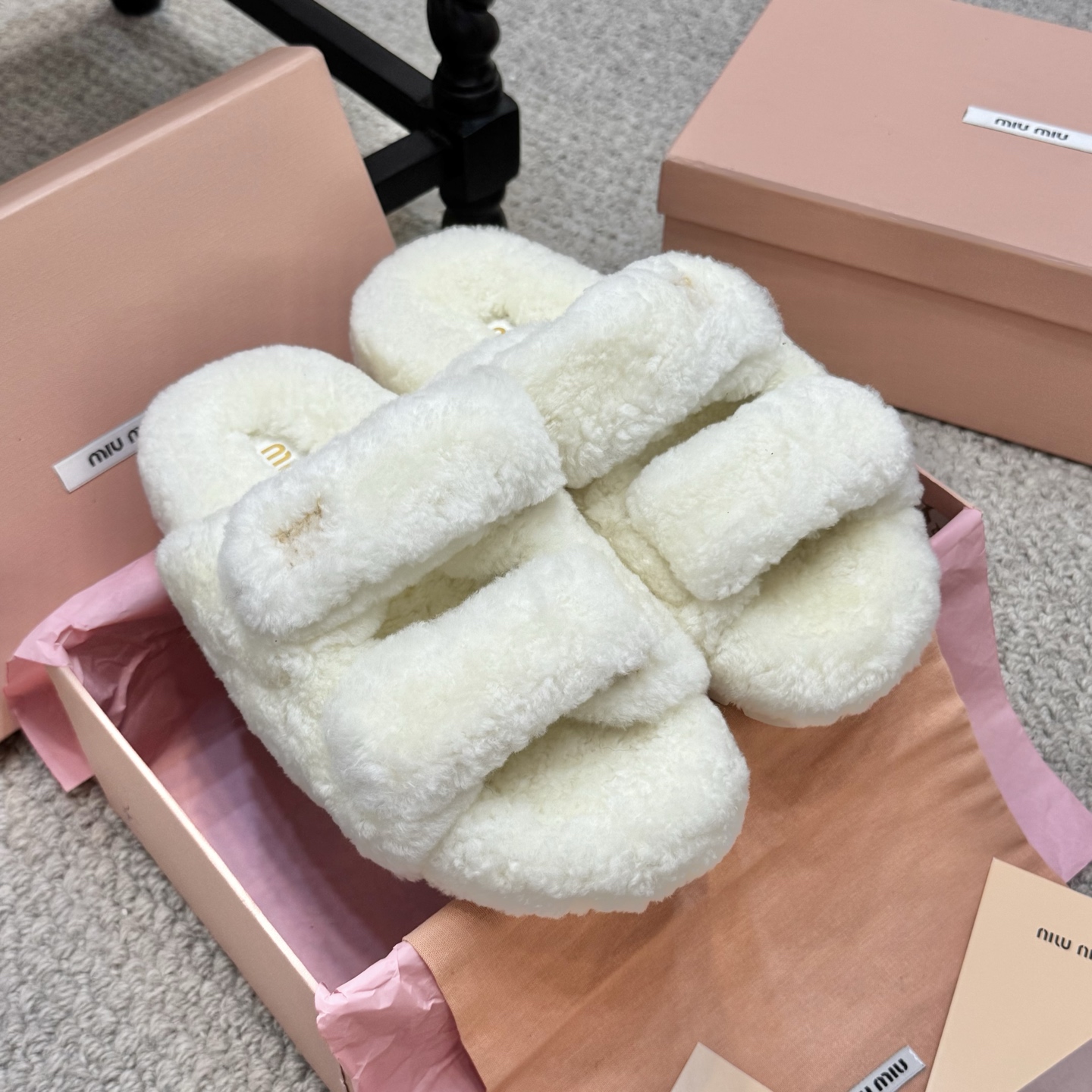 NO:479394,Maomaodao MIUMIU2025 new embroidered wool slippers, 1:1 open mold version of European and American celebrities and internet celebrities!  Fabric imported from Europe. The same as the original version, all full shoes are made of pure wool. The upper and footbed logo are mixed-bred sheepskin. The outsole is the same as the original version. The bottom of the bottom is wear-resistant and non-slip. Size: 35-40, fur shoes and slippers, miumiu, slippers, sheepskin19860909毛毛拖 MIUMIU2025新款刺绣羊毛拖鞋,1:1开模版本欧美名媛明星、网红的大爱款！ 面料欧洲进口A级羊毛 与原版一致满鞋全部采用纯羊毛 鞋面和垫脚logo采用混种羊皮 大底与原版一样的TPU材质底片耐磨防滑 Size:35-40,毛毛鞋拖鞋,miumiu,slippers,sheepskin,Women's Shoes