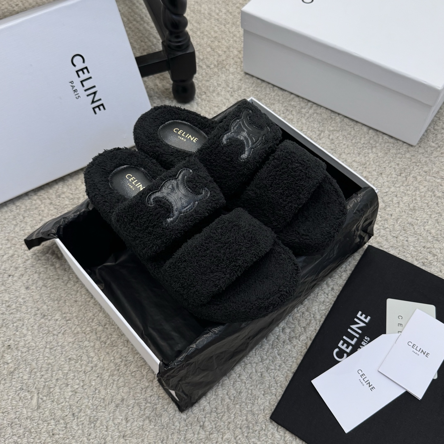 NO:479401,Maomao Tou Celine 25ss autumn and winter new products Arc de Triomphe, Mao Tou, the autumn and winter atmosphere is directly filled with Arc de Triomphe, the fashionable winter secrets that look good to whoever wears it!  The touch is as warm and soft as the warm sun in winter. The iconic Arc de Triomphe embossed, exquisite and high-end, as if telling the classic heritage of the brand. It not only elongates the leg lines instantly, whether it is paired with wide-leg jeans or wearing a long skirt to create a lazy and elegant temperament. The upper uses original imported wool, inner footbed wool, original customized rubber outsole size35-40, fur shoes and slippers, celine, slippers, skirts, jeans19860909毛毛拖 Celine 塞琳 25ss秋冬新品 凯旋门 毛拖 秋冬氛围感直接拉满的凯旋门毛拖 时髦精的冬日秘籍谁穿谁好看！ 触感如冬日暖阳般温暖又柔软 标志性的凯旋门压花 精致又高级 仿佛在诉说着品牌的经典传承. 不仅瞬间拉长腿部线条 无论是搭配阔腿牛仔裤 还是穿上长裙 打造慵懒优雅的气质 鞋面采用原版进口羊毛 内里垫脚羊毛 鞋底原版定制橡胶大底 size35-40,毛毛鞋拖鞋,celine,slippers,skirts,jeans,Women's Shoes