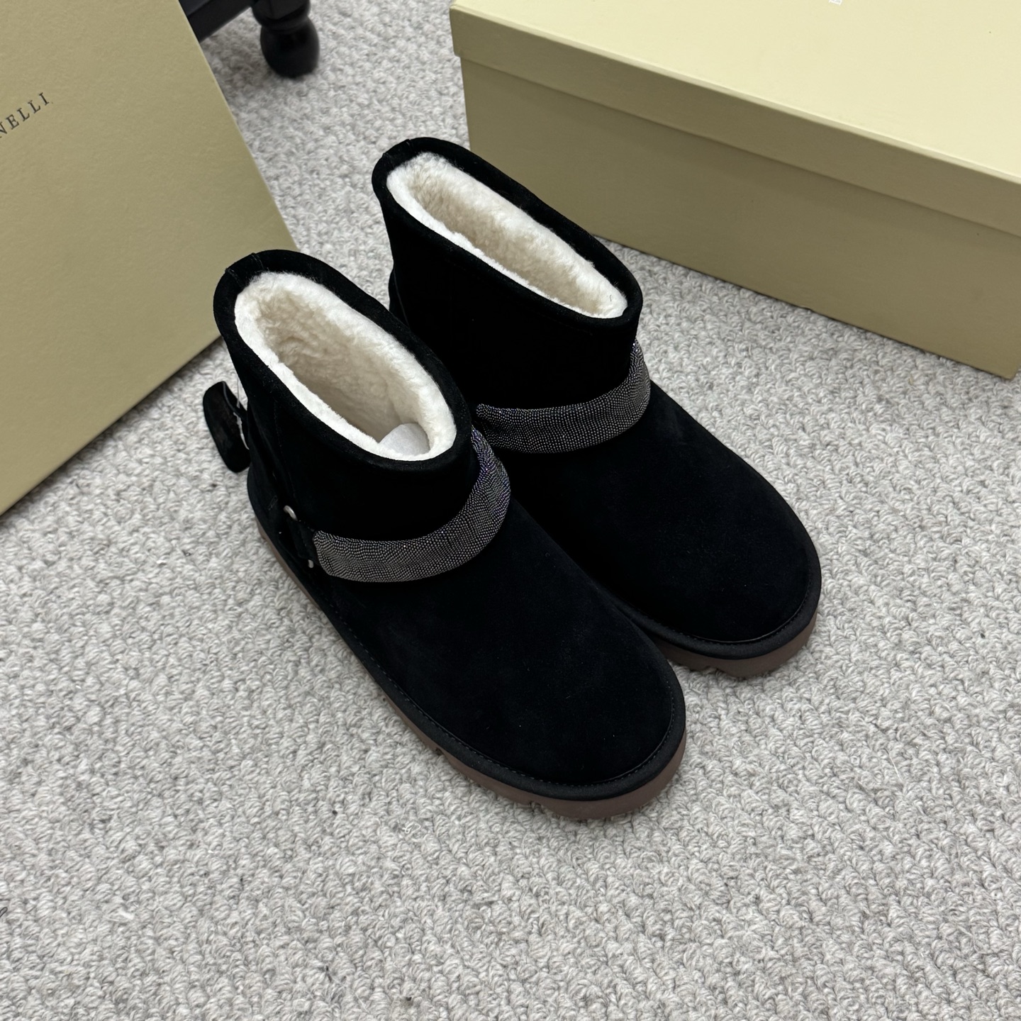 NO:479318,Classic Brunello Cucinelli new wool bun warm snow boots - quality assurance, whether in terms of material selection or production process, it reflects the ultimate pursuit of details by BC brand. Whether it is matched with leggings, jeans, and coats, it can be easily controlled and shows different styles and charm. This shoe is definitely your first choice. It can not only improve your overall dressing level, but also keep your feet still fashionable and warm in winter. The upper is top-grade and high mercerized beef reverse velvet/calf leather soft to show women's tenderness, imported Australian wool inside is warm and comfortable, the sole is comparable to the custom Italian high-density rubber outsole Size: 35-41 (customized for 40.41), snow boots, brunello cucinelli, boots, jeans, cowhide19860909经典款 BrunelloCucinelli新款羊毛包子保暖雪地靴——品质保证,无论是从材质的选择还是制作工艺上,都体现了BC品牌对细节的极致追求. 无论是搭配打底裤还是牛仔裤,大衣,都能轻松驾驭,展现出不同的风格魅力.这款鞋子绝对是你的首选.它不仅能够提升你的整体穿搭水平,还能让你的双脚在冬天里依然保持时尚与温暖. 鞋面顶级及高丝光牛反绒/小牛皮柔软展现女性 温柔感, 内里进口澳洲羊毛内里温暖舒适 鞋底一比一定制意大利高密度橡胶大底 Size:35-41(40.41定做),雪地靴,brunello cucinelli,boots,jeans,cowhide,Women's Shoes