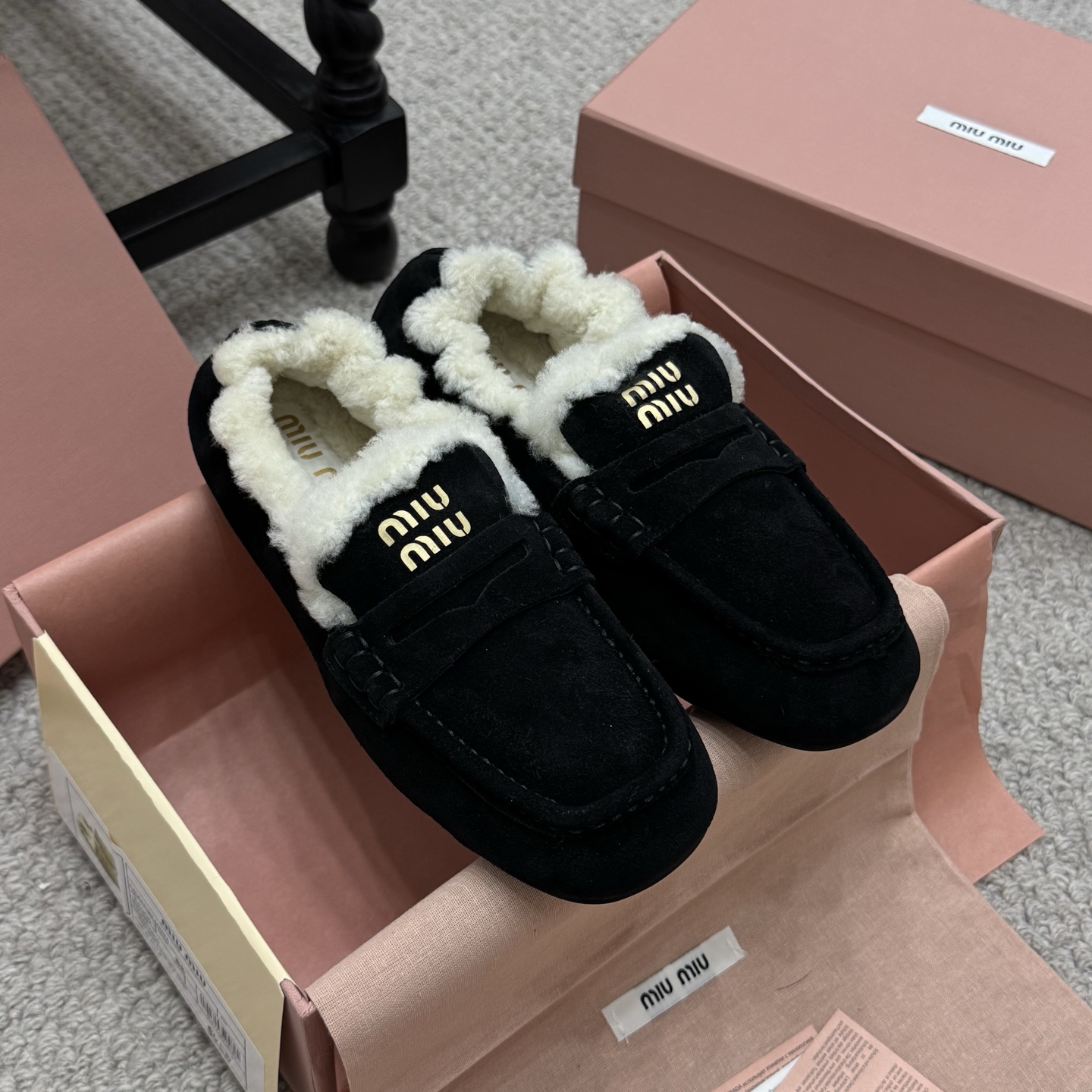 NO:479422,Loafers MiuMiu/MuMiu 2025ss autumn and winter catwalk style one-legged driving shoes plus furry loafers fur shoes This timeless reverse velvet driving shoes are decorated with the Miu logo, showing a unique classic style. It is very comfortable and stable on the feet. It can be salty or sweet when paired. Customized upper imported high mercerized beef reverse velvet. Imported sheep curls inside. Sole ZP open mold rubber sole Size35-40 (41 customization), loafers furry shoes, miumiu, loafers19860909乐福鞋 MiuMiu/缪缪2025ss秋冬走秀款一脚蹬驾车鞋加毛乐福鞋毛毛鞋 这款永不过时的反绒皮驾车鞋饰有Miu徽标,彰显别具一格的经典格调. 上脚非常舒服超级稳·搭配还是可咸可甜 鞋面定制进口高丝光牛反绒 内里进口羊卷毛 鞋底ZP开模橡胶大底 Size35-40（41定制）,乐福鞋毛毛鞋,miumiu,loafers,Women's Shoes