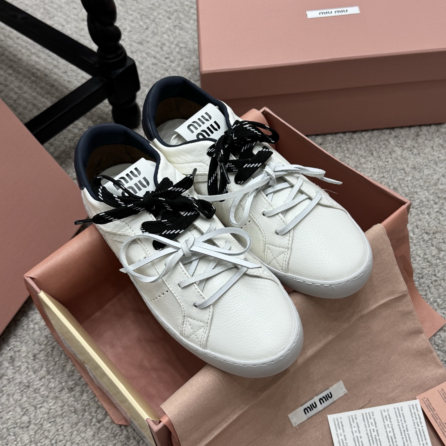 NO:479408,Casual shoes miumiu2025 early spring and summer new lace-up MiuMiu show craftsmanship series details of new season multi-color color patchwork trend elements 1. The concept of the love at this moment is diverse and conveys the modern style~ It looks good no matter how you wear it. It looks very comfortable to wear. It is super comfortable to wear. Fabric imported cowhide. The inner lining original inner lining. The original molded sole. Size35-41. Casual shoes/sports shoes. Miumiu, sneakers, cowhide.19860909休闲鞋 miumiu2025早春夏新款系带MiuMiu秀场工艺列的细节特写 新季多色 拼色拼接潮流要素一 与此刻挚爱的概念,多元对撞,传达现代风格~ 怎么穿都好看今夏时髦精最爱 看起来不怎么舒服 上脚超级舒服 面料进口牛皮 内里原版内里 大底原版开模大底 Size35-41,休闲鞋/运动鞋,miumiu,sneakers,cowhide,Women's Shoes