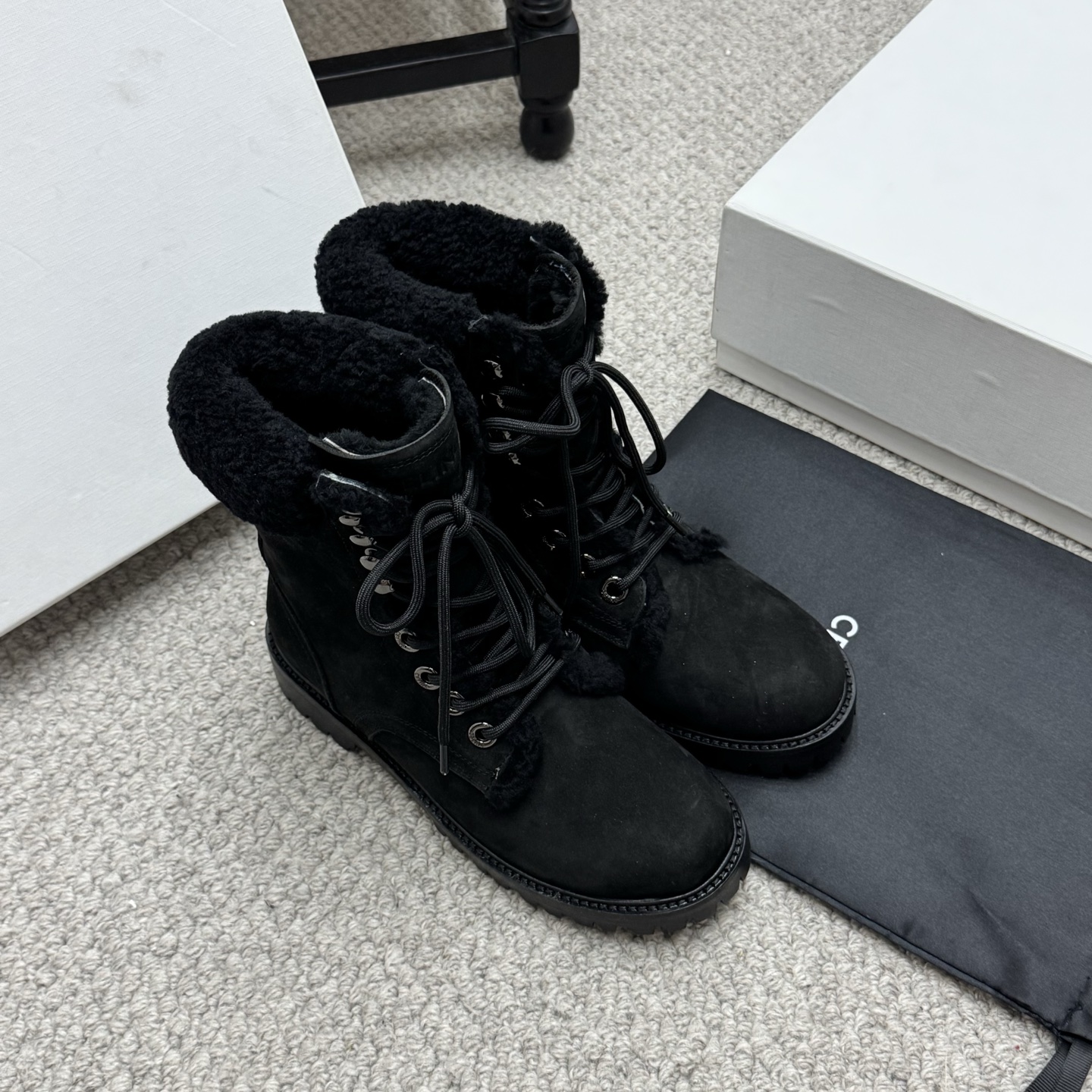 NO:479371,Martin boots leather and mauli 2025ss autumn and winter new CELINE Couple Martin big yellow boots series classic Martin boots thick-soled lace-up boots CELINE Autumn and winter latest show style Martin boots are so many celebrities and celebrities are invincible and slim. The feet are super beautiful and versatile. Imported Italian calfskin. The leather soft... Customized upper beef matte foot pads cowhide sole leather leather edge strip/TPU rubber combination sole Size35-39 (40.41.42 customized), boots, celine, celine, boots, cowhide19860909马丁靴皮里毛里 2025ss秋冬新款 CELINE 赛琳 情侣款马丁大黄靴系列经典马丁靴厚底系带短靴 CELINE思琳 秋冬最新走秀款 马丁靴超多明星网红上脚 无敌显瘦 上脚超级好看百搭 进口意大利小牛皮 皮质柔软... 鞋面定制牛磨砂 垫脚内里牛皮 鞋底真皮沿条/TPU橡胶组合大底 Size35-39(40.41.42定做）,靴子,celine,celine,boots,cowhide,Women's Shoes