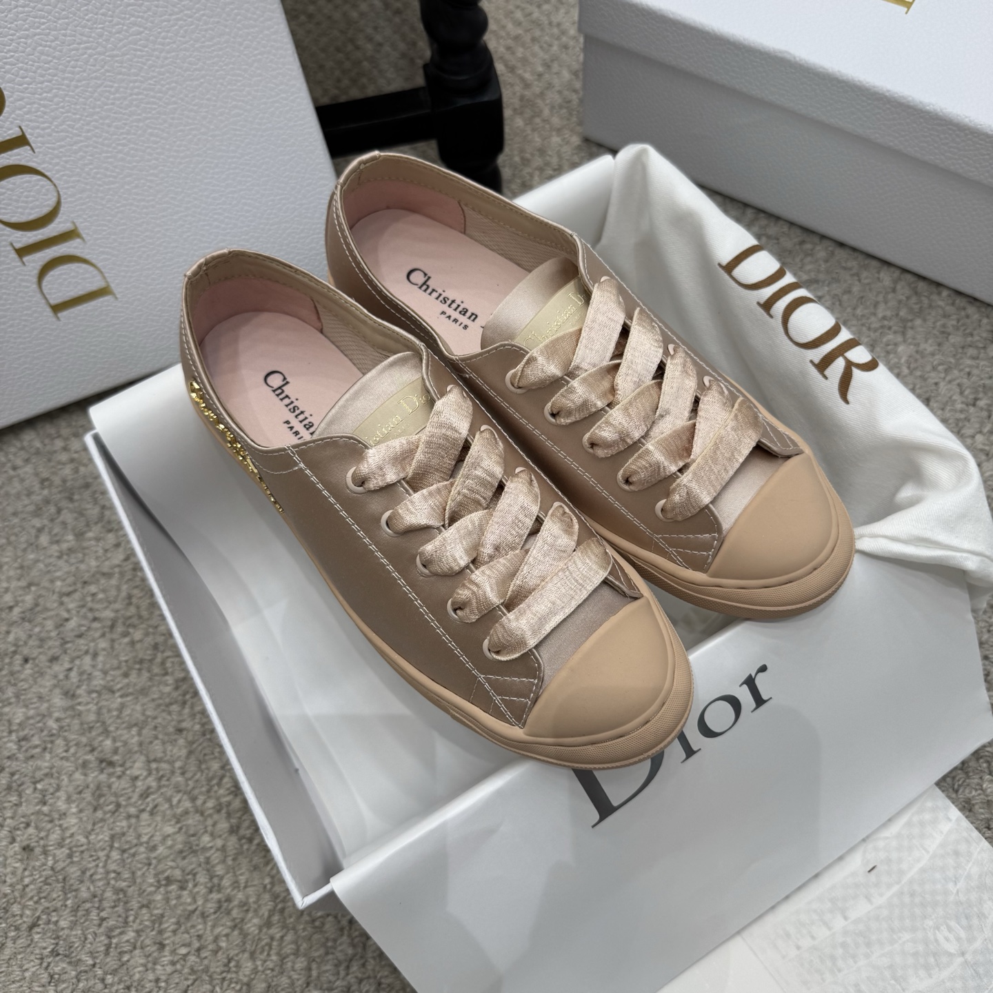 NO:479374,Casual Dior 25 Spring and Summer Star sneakers are classic items, with the side hardware embellished with the Christian Dior Paris logo. Paired with a classic light sole, light and comfortable, suitable for all seasons, it can be matched with various casual styles to add the finishing touch. Fabric technology fabric Lining: sheepskin lining, cowhide footbed outsole: original open molded sole Size35-40, casual shoes/sports shoes, dior, dior, sneakers, cowhide, sheepskin19860909休闲款 Dior 迪奥25春夏意Star 运动鞋为经典单品, 侧面五金饰点缀以 Christian Dior Paris 标志. 搭配经典轻薄鞋底,轻盈舒适,四季皆宜,可与各式休闲造型搭配,增添点睛之笔. 面料科技面料 里料: 羊皮里,牛皮垫脚 大底: 原版开模大底 Size35-40,休闲鞋/运动鞋,dior,dior,sneakers,cowhide,sheepskin,Women's Shoes