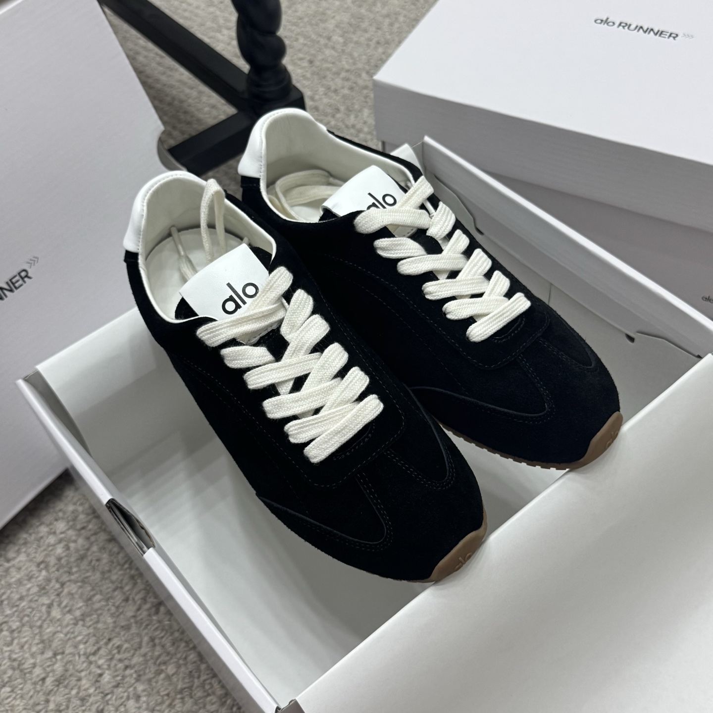 NO:479487,German training couples style alo25ss new German training shoes comfortable and casual style. Super versatile!  And super comfortable!  It's a thin bottom and it's not heavy at all!  Very lightweight!  It looks better when putting on socks!  And it is recommended by celebrities~ It looks thinner with legs on your feet!  Super suitable for us small girls~ the shoes are also a classic ox-fleece design and the delicate texture of the upper!  !  Upper beef velvet inner sheepskin outsole original outsole size women's size: 35-40 (40 custom made) Men's size: 40-45 (45 custom made), loafers, loafers, sheepskin19860909德训情侣款 alo25ss新款 德训鞋舒适休闲款. 上脚超级百搭！而且超级舒适！是薄底款上脚一点都不沉重！非常轻便！套上袜套搭配更好看！而且还是明星同款推荐～上脚超级显腿细！超级适合我们小个子女生～鞋子整体也是经典的牛反绒设计搭配鞋面细腻的纹路肌理感！！ 鞋面牛反绒 内里羊皮 大底原版大底 size女码:35-40(40定做）  男码:40-45(45定做）,乐福鞋,loafers,sheepskin,Women's Shoes