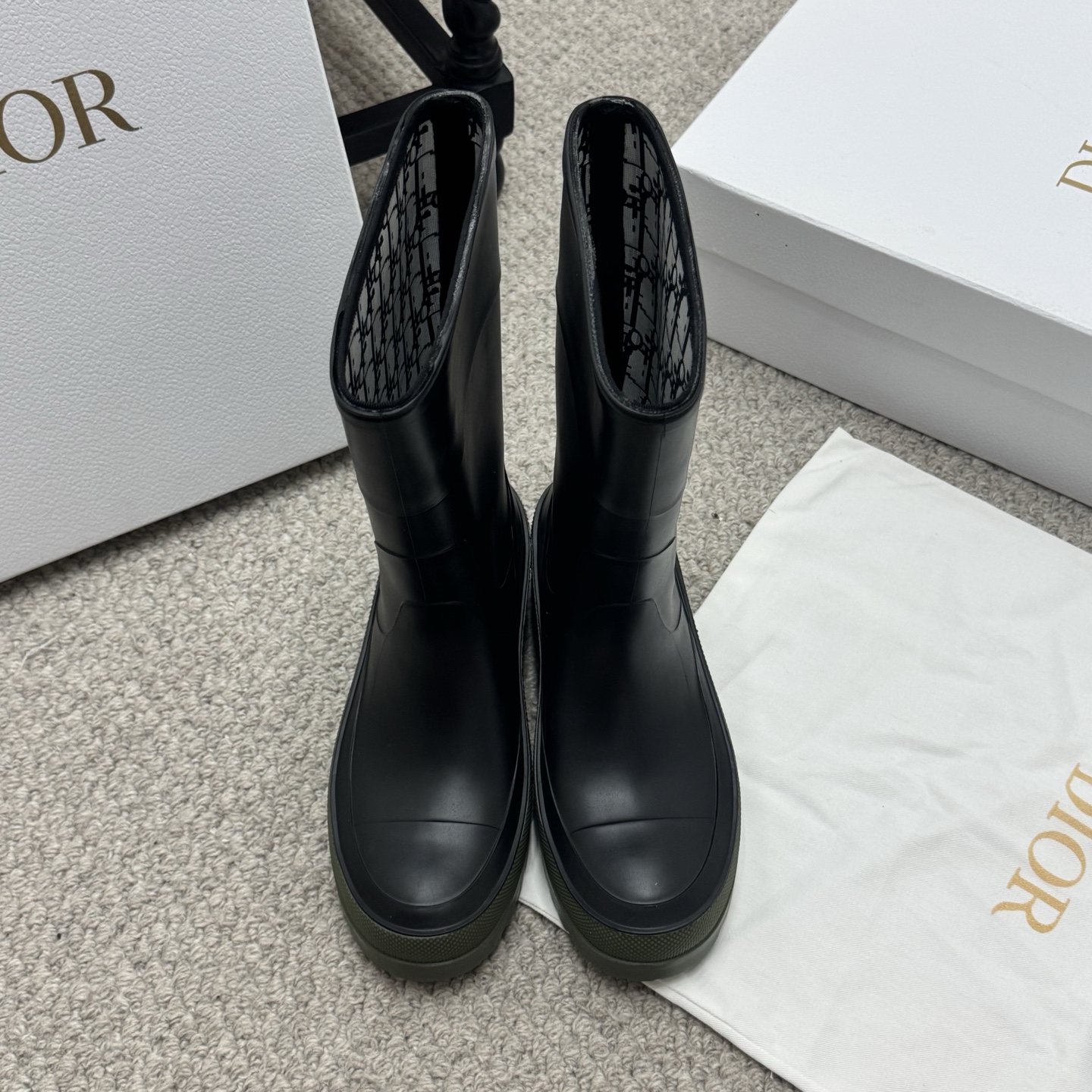 NO:460668,Rain boots Dior D's 25SS Dilireba's popular rain boots... I bought a rain boot this season with a single digit limited edition in domestic counters. I can't get it at all if I don't have it. I am so lucky. I really love these rain boots. I like them so much. My feet are soft and glutinous. My wife is comfortable. It is very shaped and her legs look so long. The best rain boots to wear on the entire network!  Fabric: Original molding TPU integrated molding Inner: Original custom imported Leica injection molding Foot pad: Original injection molding pad Packaging: Original full packaging Size35-40, boots, dior, dior, boots, rain boots19860909雨靴 Dior D家25SS迪丽热巴爆款雨靴…… 入手一款本季颜值爆表雨靴,国内专柜个位数限量,不是vic完全是拿不到的,我真是太幸运了,真是大爱这雨靴,太喜欢了 上脚软软糯糯,太太太太太舒服了,很修饰腿型超级显腿长,全网最好穿的雨靴！ 面料:原版开模TPU一体成型 内里:原版定制进口莱卡注塑成型 垫脚:原版注塑成型垫 包装:原版全套包装 Size35-40,靴子,dior,dior,boots,rain boots,Women's Shoes