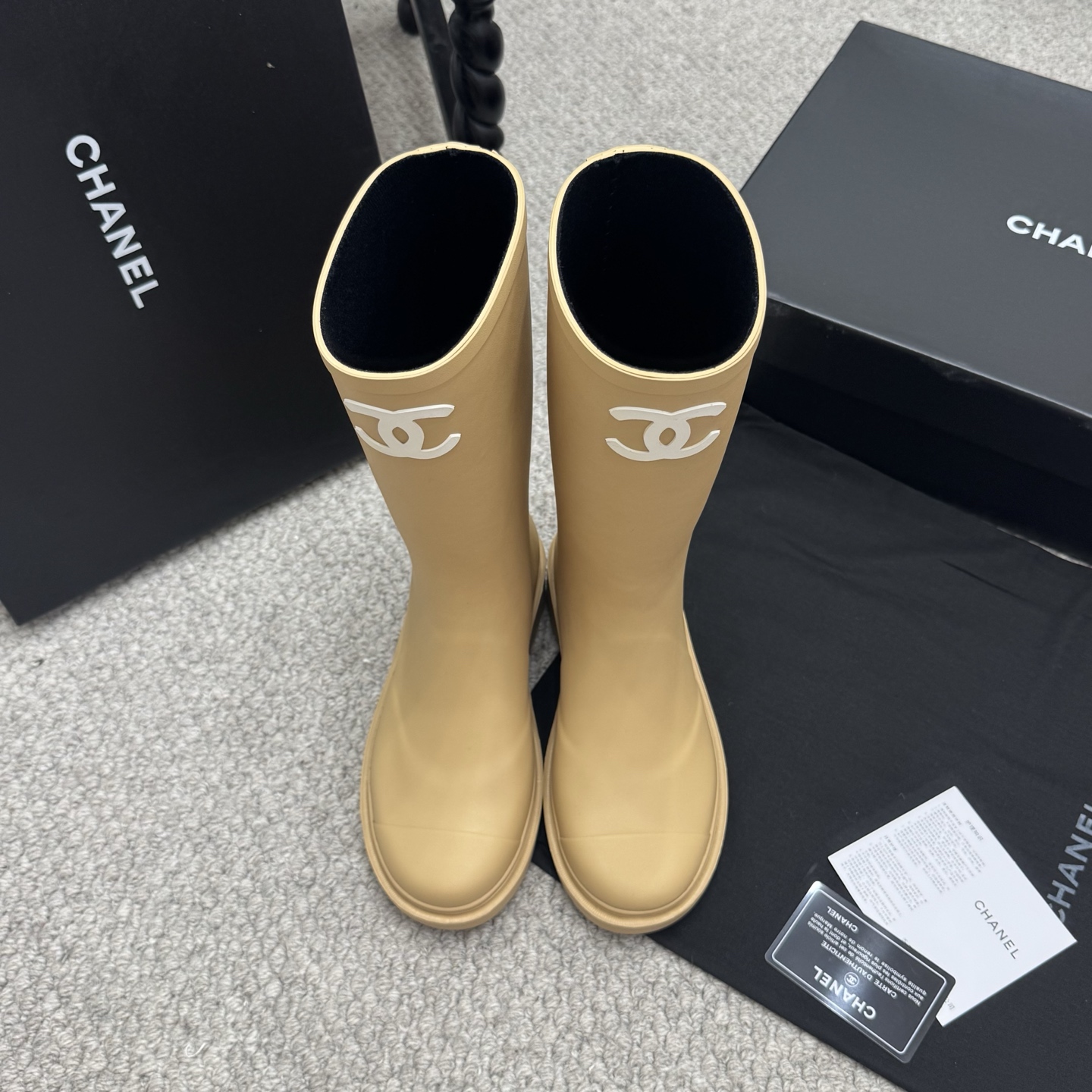 NO:460681,Rain boots Chanel's popular rain boots are newly upgraded seamless version. They are so beautiful. The design style is fashionable and versatile, and they make your legs look thin. They are very fashionable in daily wear. You can't get anything wrong with it. This season must be bought!  Whoever wears it is beautiful. The materials are very textured and high-end!  Super soft and comfortable feet - MATERIAL TPU# material Size35~40, boots, chanel, boots, rain boots19860909雨靴 香奈儿爆款雨靴 全新升级无缝接版本 太好看了,设计风格洋气时尚百搭、超显腿瘦,日常穿搭特时髦 搭什么都不会错 本季必买！谁穿谁美 材料非常有质感很高级！脚感超级柔软舒适 - MATERIAL TPU#材质 Size35～40,靴子,chanel,boots,rain boots,Women's Shoes