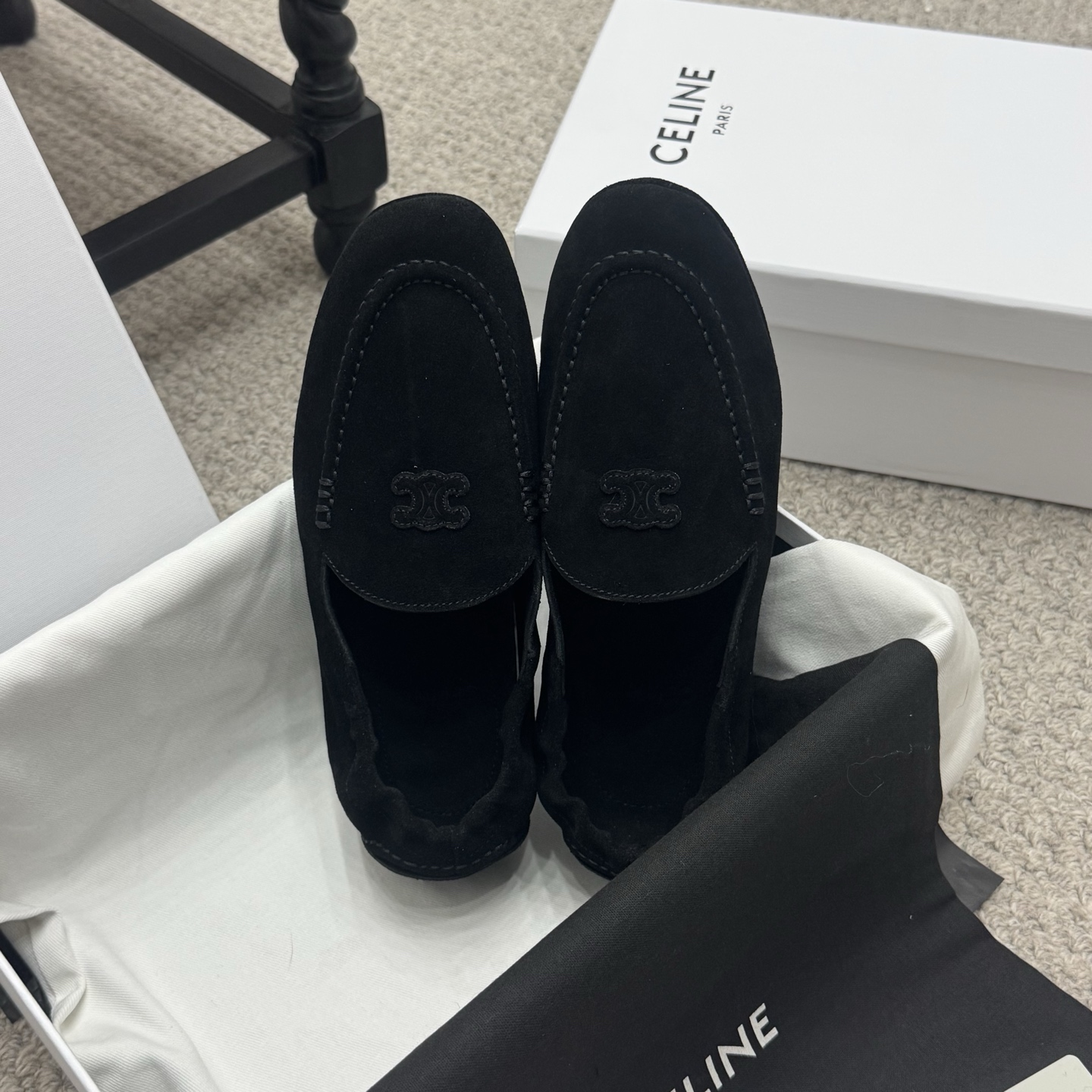 NO:460644,Loafers Celine 25ss new style, one-legged pedal, super comfortable loafers I must buy a pair of celine loafers this year, retro classic style, super versatile, simple and atmospheric, classic one-legged design, simple and fashionable, combine gentle and texture, and can be matched at will, the perfect beauty bar, all of which show its brand atmosphere. Upper: cow velvet, frosted inner skin, outsole: original open molded sole Size35-40, loafers, celine, loafers, skirts19860909乐福鞋 Celine 25ss 新款 一脚蹬 超级舒适 乐福鞋 今年必须要入手一双celine乐福鞋 ,复古风经典款 超级百搭 简单大气 经典的一脚蹬设计 简约时髦 把温柔和质感合并 无论裙装裤装都能随意搭配 妥妥的颜霸 无不彰显它的品牌气息. 鞋面:牛反绒 内里磨砂皮 大底:原版开模大底 Size35-40,乐福鞋,celine,loafers,skirts,Women's Shoes