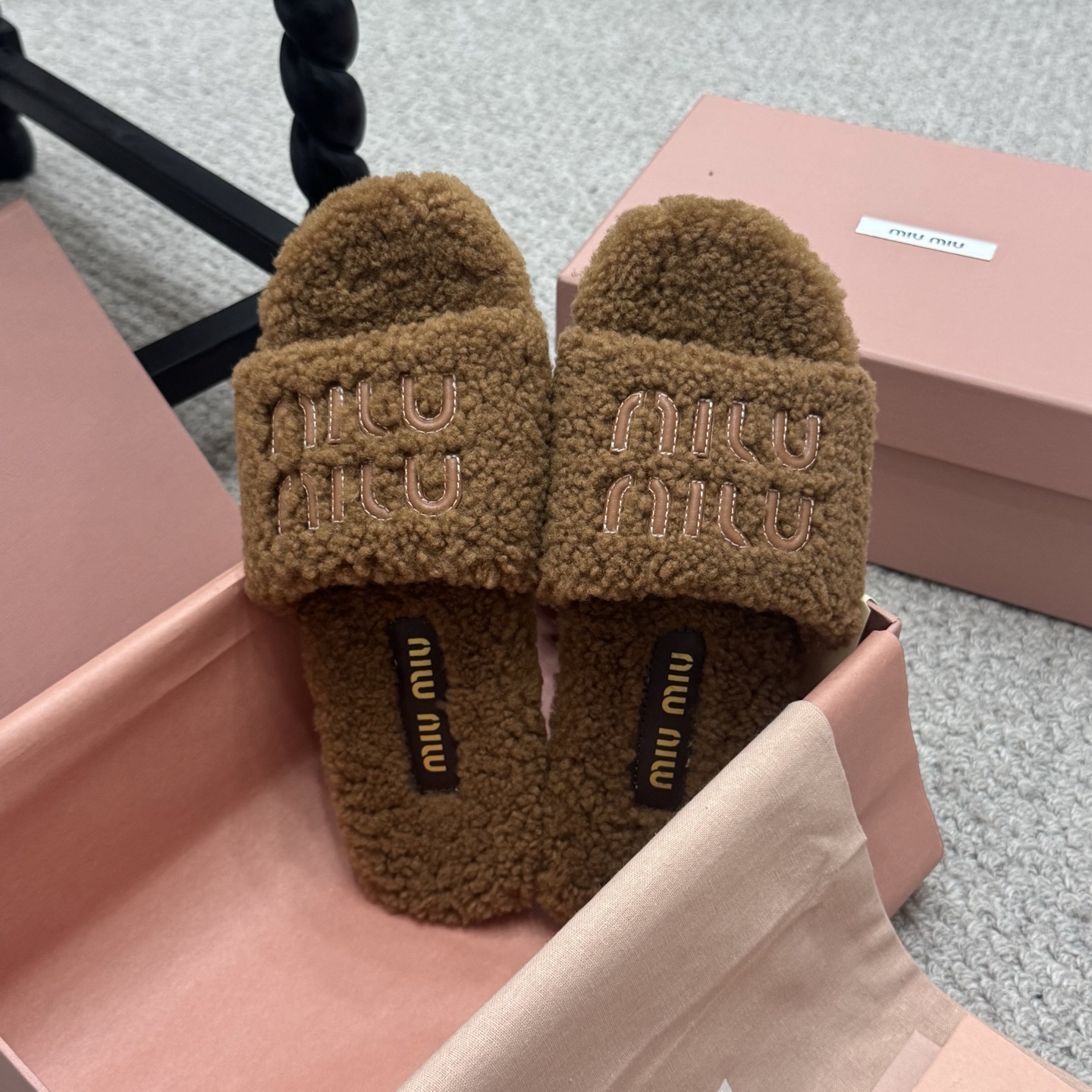 NO:460636,Maomao Dao MiuMiu/Mu Miu 2025ss autumn and winter new home maomao slippers Mu Miu made me love it again!  There are too many beautiful shoes in this season. This fur-wool slippers really make me unable to extricate myself. It's so cool and versatile~ It's super invincible and beautiful. Fabric wool, inner wool, original sole, Size35-40 (customized for 41), fur-wool slippers, miumiu, slippers19860909毛毛拖 MiuMiu/缪缪 2025ss秋冬新款居家毛毛拖鞋 缪缪又让我重新爱了它一次！这季节美鞋太多这款毛毛拖真的是让我无法自拔真太酷太百搭了～ 上脚超级无敌好看舒服 面料羊毛 内里羊毛 鞋底原版底 Size35-40（41定做）,毛毛鞋拖鞋,miumiu,slippers,Women's Shoes