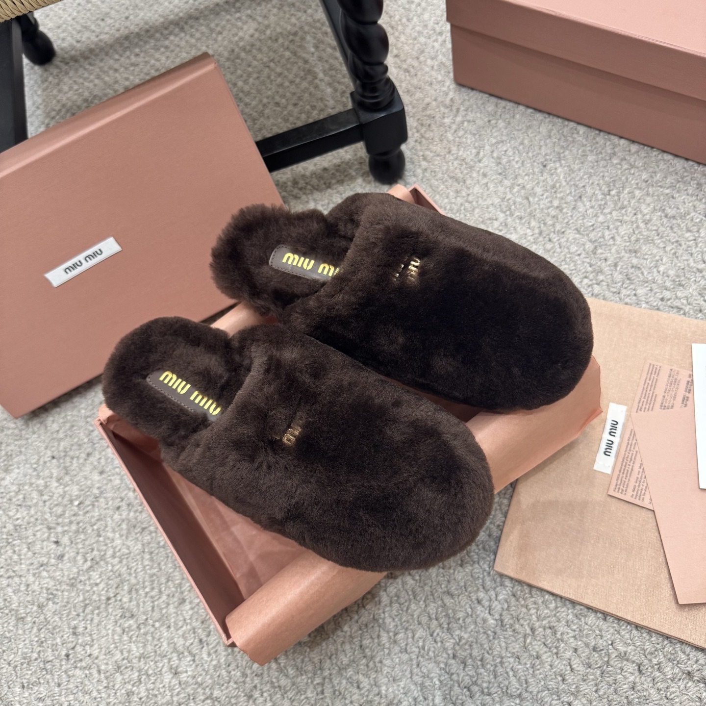 NO:468586,Maomao Dao MiuMiu/Mu Miu 2025ss autumn and winter new home maomao slippers Mu Miu made me love it again!  There are too many beautiful shoes in this season. This fur-wool drag really makes me unable to extricate myself. It's so cool and versatile~ It's super invincible and beautiful. Fabric wool, inner wool, original sole, Size35-40 (customized for 41), semi-wrapped fur shoes, miumiu, slippers19860909毛毛拖 MiuMiu/缪缪 2025ss秋冬新款居家毛毛拖鞋 缪缪又让我重新爱了它一次！这季节美鞋太多这款毛毛拖真的是让我无法自拔真太酷太百搭了～ 上脚超级无敌好看舒服 面料羊毛 内里羊毛 鞋底原版底 Size35-40（41定做）,半拖毛毛鞋,miumiu,slippers,Women's Shoes