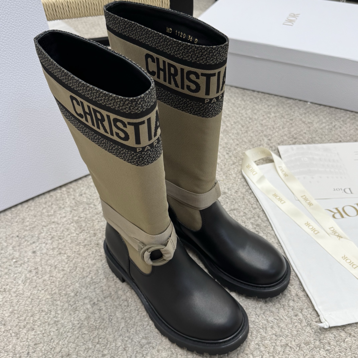 NO:465913,Classic 25Ss autumn and winter new D-MAJOR Dior mid-tube boots This D-Major boot is elegant and unique. It is carefully crafted from technology fabrics and black cowhide leather, decorated with black Miss Dior Graffiti pattern, paying tribute to the ready-to-wear collection launched in 1967, and expressing the feminist idea that Maria Grazia Chiuri has always advocated. Adjustable straps are decorated with CD initials and matched with notched soles, making them more refined. Upper technology fabric/cowhide inner sheepskin inner heel height 3.5cm tube height about 32cm Size35-40, boots, dior, boots, cowhide, sheepskin19860909经典款 25Ss秋冬新款D-MAJOR Dior中筒长靴 这款 D-Major 靴子优雅而富有个性.采用科技面料和黑色牛皮革精心制作,饰以黑色 Miss Dior Graffiti 图案,向 1967 年推出的成衣系列致敬,同时表达玛丽亚·嘉茜娅·蔻丽 (Maria Grazia Chiuri) 始终倡导的女性主义思想.可调节带饰以 CD 首字母,搭配凹口鞋底,更显精致. 鞋面科技面料/牛皮 内里羊皮内里 跟高3.5cm 筒高约32cm Size35-40,靴子,dior,boots,cowhide,sheepskin,Women's Shoes