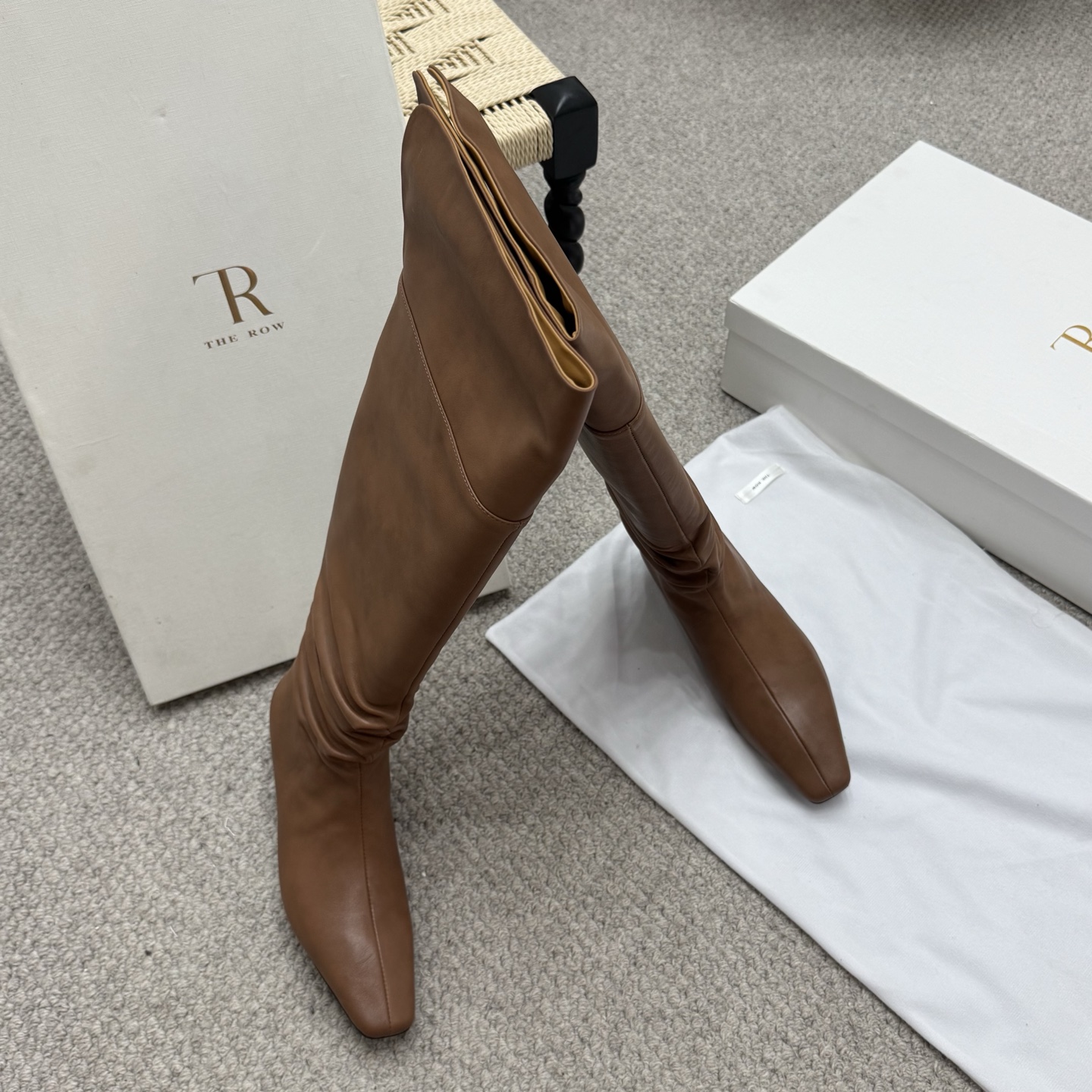 NO:468578,Purchase grade The row25s autumn and winter hot product top version Retro square-toed pleated high boots... As always, I control my own minimalist and high-end boots. It will definitely be the most utilitarian boot this autumn and winter. The overall shoe shape is very good and the texture is unique. The neutral and handsome style is very good. The shoes are also super light in weight. They can be matched from now on until late winter. The feet are super comfortable and super pedicure~ Material original top layer calfskin, inner water dyed cowhide inner foot pads, imported Italian leather sole Size35-39 (customized for 40), boots, boots, cowhide19860909代购级 The row25s秋冬爆品 顶版 复古方头褶皱高靴... 一如既往的把持着自己的极简高级 一定会是今年秋冬利用率最高的靴子 整体鞋型很好看,质感一绝 中性帅气版型很好看 鞋子本身自重也超轻的 可以从现在开始一直搭配到深冬 上脚超舒服超修脚～ 材质原版头层小牛皮 内里水染牛皮内里垫脚 大底意大利进口真皮底 Size35-39（40定做),靴子,boots,cowhide,Women's Shoes