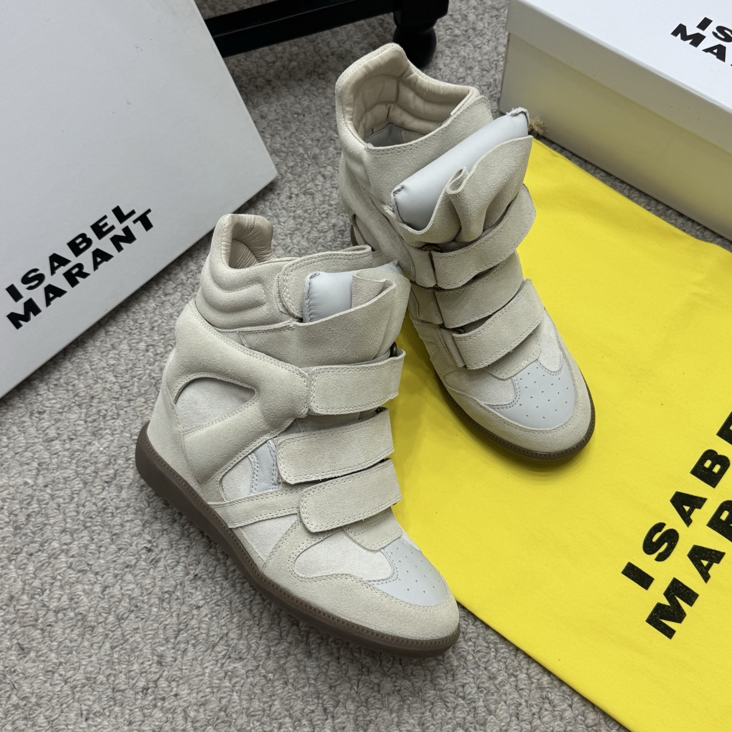 NO:470404,ISABEL MARANT Isabel's latest high-top shoes in autumn and winter. Many celebrity bloggers are popular with each other. It is a perfect height-enhancing tool. A pair of simple and high-top shoes. The original version is 1:1 replica details, hidden line sole!  The feet feel very comfortable and versatile!  Super suitable for street photography and stylish, with 6CM height increase, original molded rubber sole Size35-40 (customized for 40), boots, boots19860909增高款 ISABEL MARANT 伊莎贝尔秋冬最新款高帮鞋 超多明星网红博主热推款 妥妥的增高神器 一双简单又不失高级的高帮鞋 原版1:1复刻细节 隐线大底！脚感特别舒适 随意百搭！超级适合街拍好穿有型 内增高6CM 原版开模橡胶大底 Size35-40（40定做）,靴子,boots,Women's Shoes