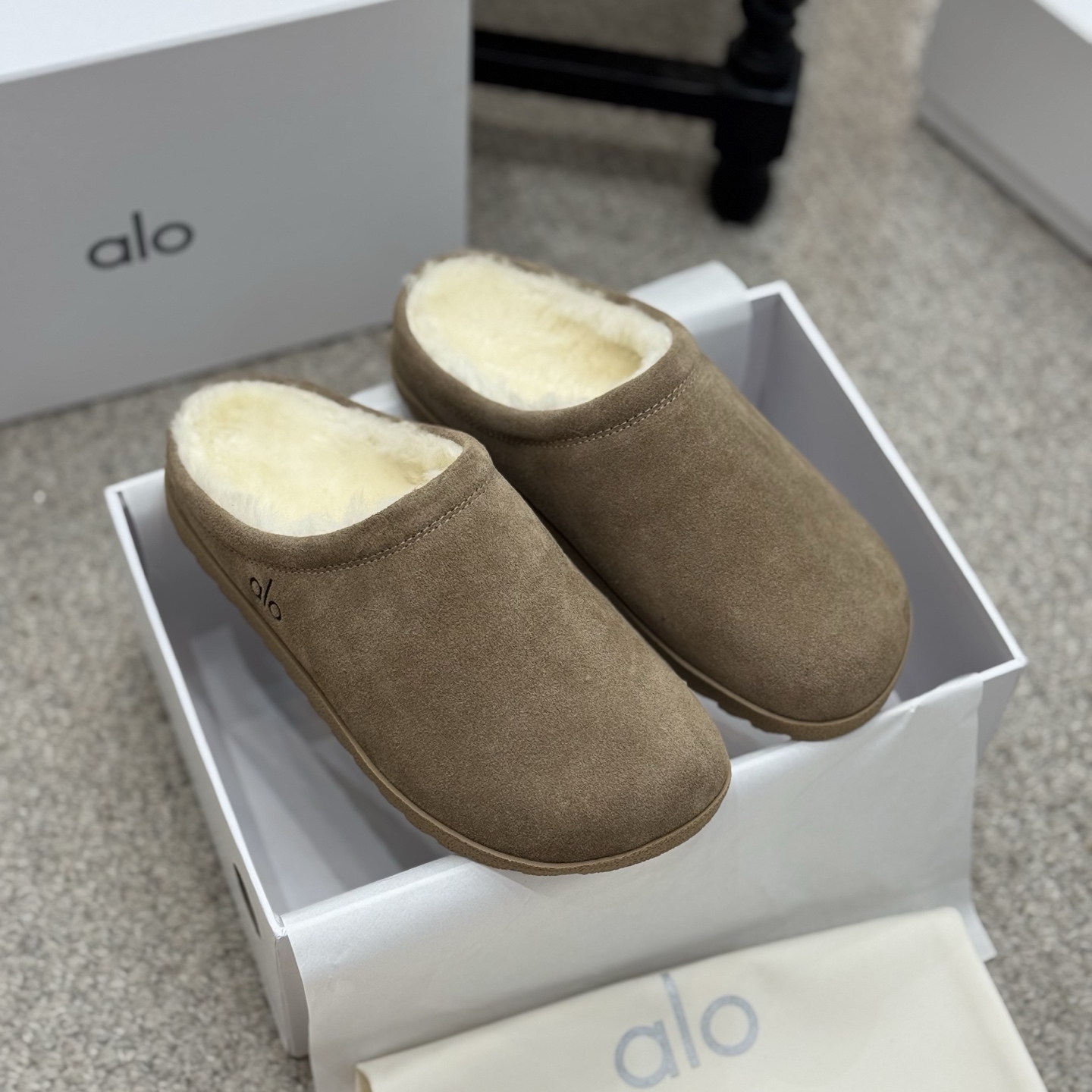 NO:484050,New product Maodang 2025ss Alo exclusive hot series Maodang slippers!  A treasure of autumn and winter fashionable items!  It looks good when you wear it with any combination. The upper/foot pads are imported from the original wool. The original wool is worn and non-slip. Size35-40, semi-torque, slippers19860909新品毛拖 2025ss Alo独家爆款系列毛毛拖鞋！秋冬宝藏时髦单品！随意搭配怎么穿都好看 鞋面/垫脚原版进口羊毛 大底原版大底耐磨防滑 Size35-40,半拖,slippers,Women's Shoes
