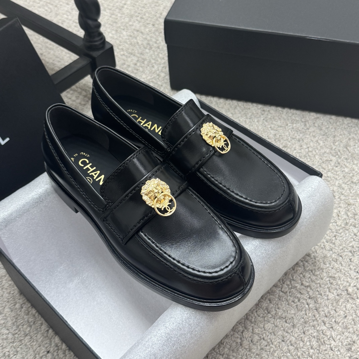 NO:485640,Autumn and Winter Model # Chanel New Style Peach Heart Buckle Loafers A must-have hot product for autumn and winter Fragrant Home. The goddess series has the elegant and famous temperament of Xiangjia, which is super durable and irresistible and tempting!  Upper oil wrinkled cowhide original molded hardware logo inner mixed-bred sheepskin outsole Italian leather outsole Size35-41 (40 41 custom made), loafers, chanel, chanel, loafers, cowhide, sheepskin, Leather soles19860909秋冬款 # 香奈儿新款 桃心扣 乐福鞋 秋冬香家必备爆款 女神系列,拥有香家特色优雅名媛气质,超级耐看,让人无法抗拒,心动！ 鞋面油腊皱牛皮 原版开模五金logo 内里混种羊皮 大底意大利真皮大底 Size35-41（40 41定做）,乐福鞋,chanel,chanel,loafers,cowhide,sheepskin,Leather soles,Women's Shoes