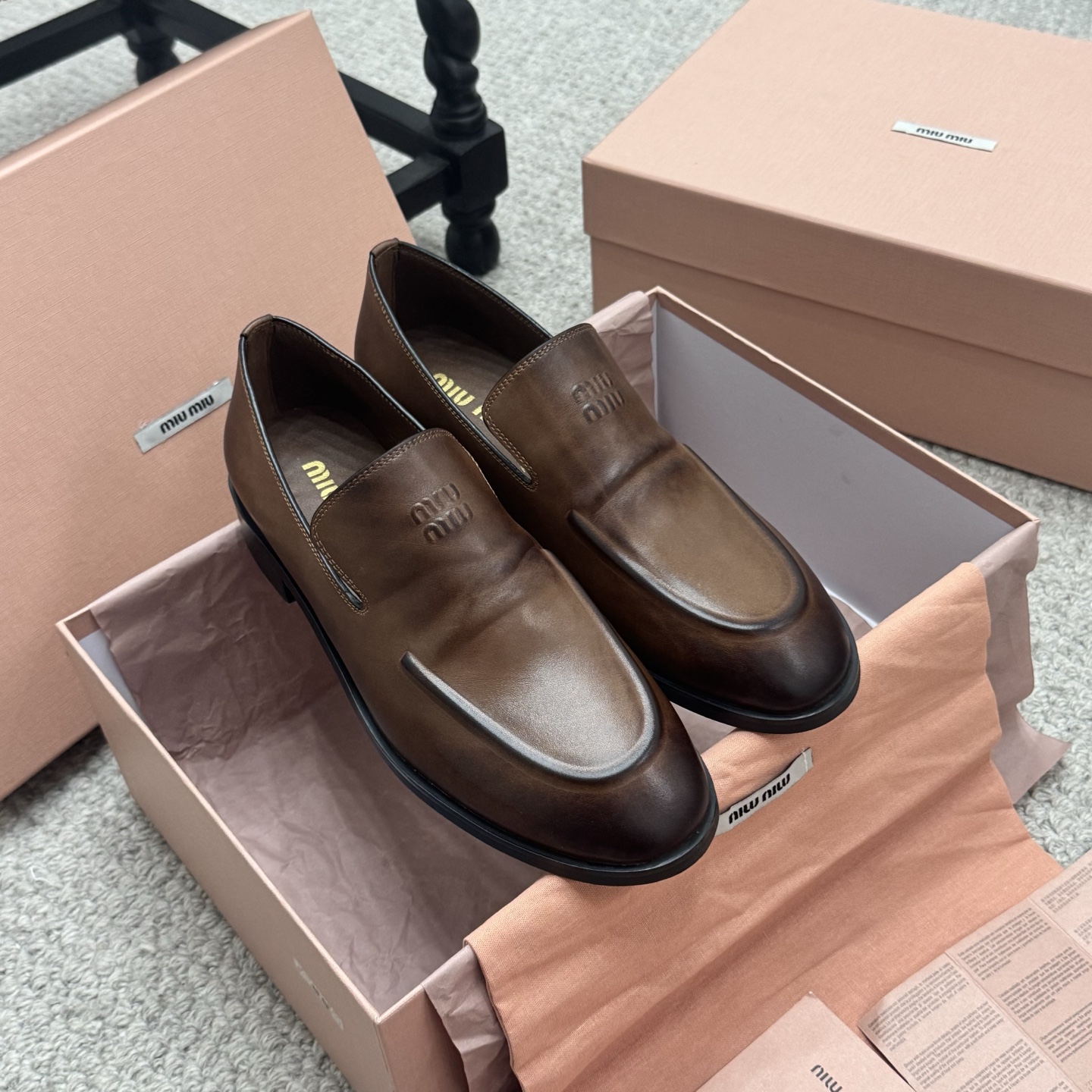 NO:484040,Showcase Miu Miu 25FW deck shoes Retro and personalized leather shoes Loafers Miumiu's new deck shoes are too design-like, full of autumn and winter atmosphere, comfortable and fashionable, new autumn and winter retro style, old craftsmanship, retro dry color system, careful design makes the wear experience more high. Imported fabric polished cowhide inner sheepskin outsole leather outsole Size35-40, loafers, miumiu, loafers, cowhide, sheepskin, Leather soles19860909走秀款 Miu Miu 25FW deck shoes 复古个性小皮鞋乐福鞋 miumiu家新款deck shoes也太有设计感了吧,秋冬氛围感拉满,舒适又时尚,秋冬新款复古一脚蹬,做旧工艺,复古的干异色系,精心设计让穿着体验度更加高涨 面料进口擦色牛皮 内里羊皮 大底真皮大底 Size35-40,乐福鞋,miumiu,loafers,cowhide,sheepskin,Leather soles,Women's Shoes