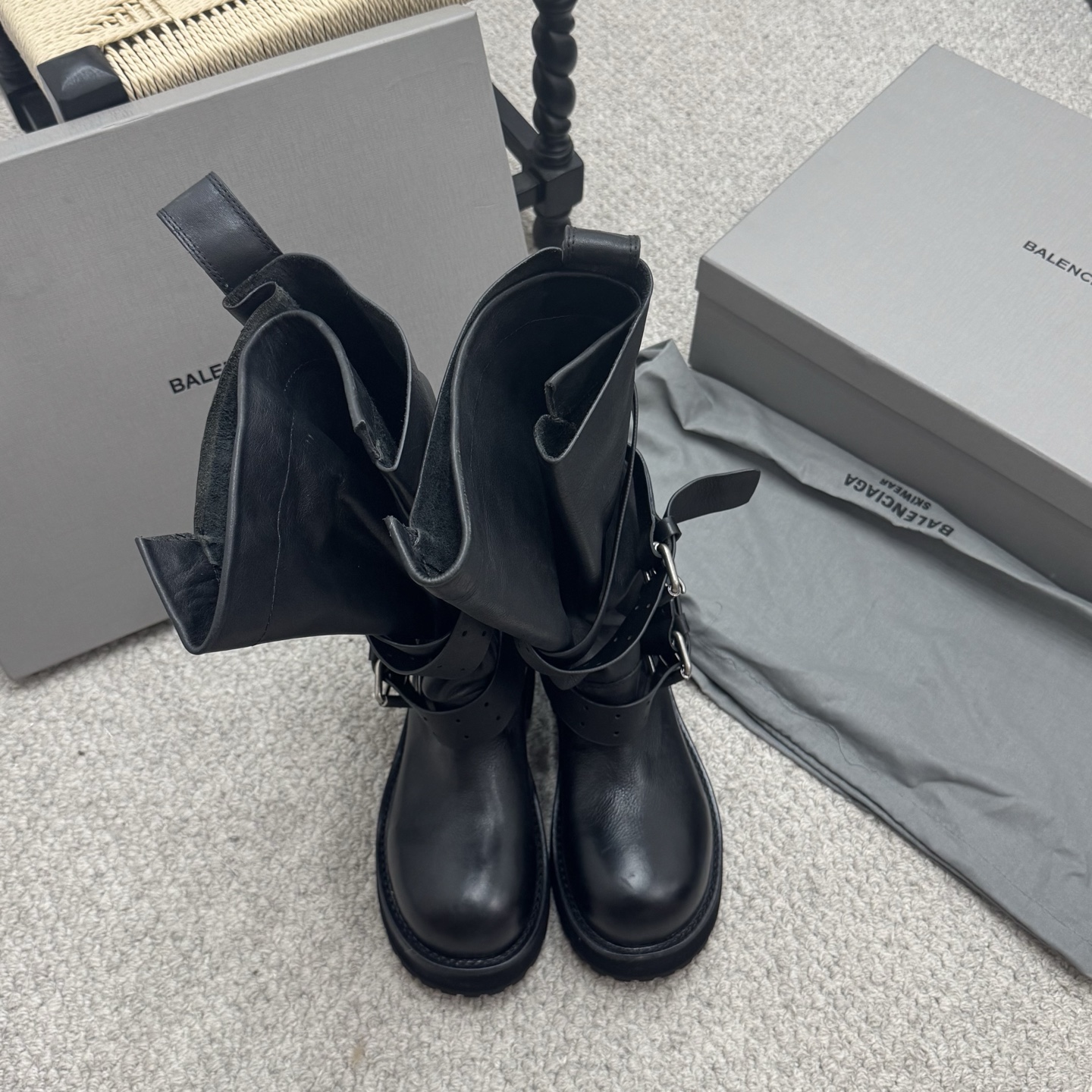 NO:484030,Dark Knight's High Product [BALENCIAGA] Balenciaga 2025/Early Spring Martin Boots The Best Shoe King of the Year, Wearable in all seasons, It took 5 months to open the mold and make ZP details and the ultimate restoration. It is always necessary to buy it when you first start the counter. YYDS Fabric top layer cowhide, the inner foot pad imported water dyed cowhide. Outsole: Original mold opening leather edge combination thickness 5cm Size: 35-40. With original packaging, boots, balenciaga, balenciaga, boots, cowhide19860909黑暗骑士高货【BALENCIAGA】巴黎世家2025/早春马丁靴  年度最佳鞋王 四季可穿  历时5个月开模制作 ZP细节还原度极致  专柜刚上就心心念念必入款 YYDS  面料头层牛皮做旧处理 内里垫脚进口水染牛皮 大底: 原版开模真皮沿条组合厚度5cm  Size:35-40 配原版包装,靴子,balenciaga,balenciaga,boots,cowhide,Women's Shoes