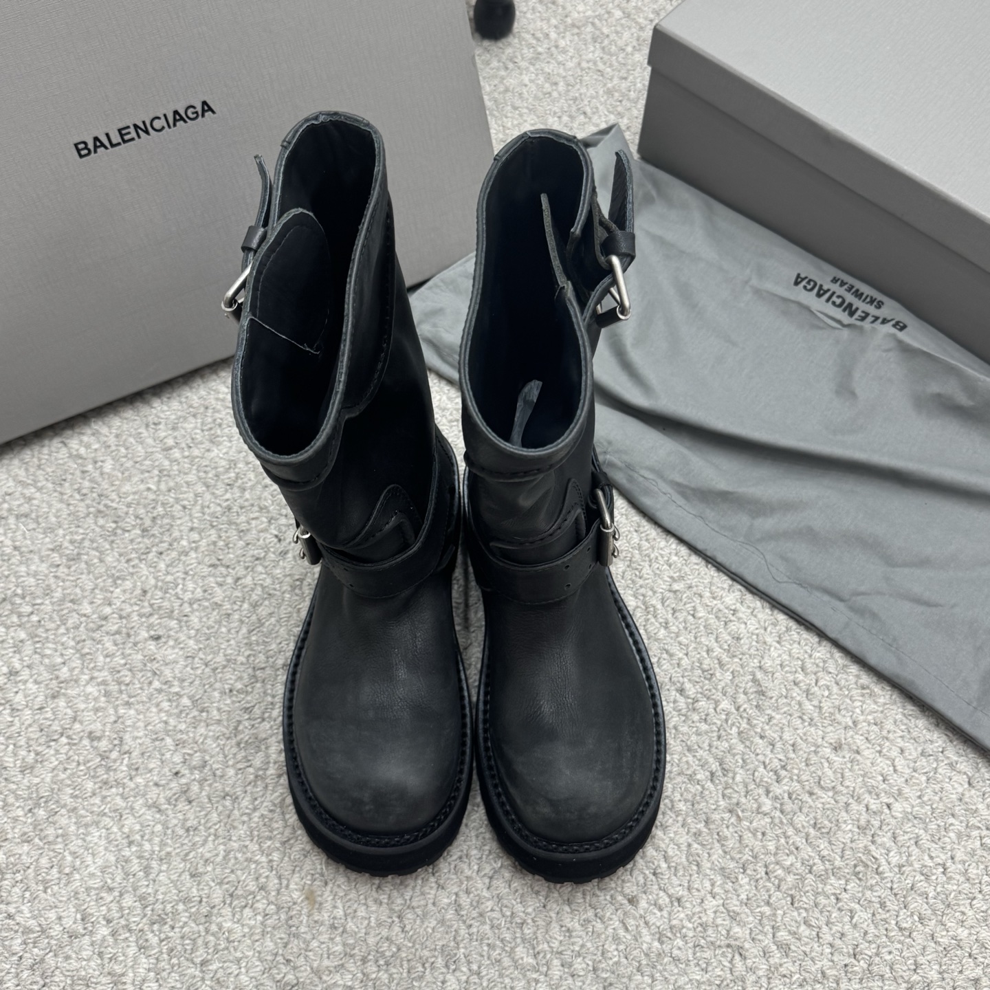 NO:484020,Dark Knight's High Product [BALENCIAGA] Balenciaga 2025/Early Spring Martin Boots The Best Shoe King of the Year, Wearable in all seasons, It took 5 months to open the mold and make ZP details and the ultimate restoration. It is always necessary to buy it when you first start the counter. YYDS Fabric top layer cowhide, the inner foot pad imported water dyed cowhide. Outsole: Original mold opening leather edge combination thickness 5cm Size: 35-40. With original packaging, boots, balenciaga, balenciaga, boots, cowhide19860909黑暗骑士高货【BALENCIAGA】巴黎世家2025/早春马丁靴  年度最佳鞋王 四季可穿  历时5个月开模制作 ZP细节还原度极致  专柜刚上就心心念念必入款 YYDS  面料头层牛皮做旧处理 内里垫脚进口水染牛皮 大底: 原版开模真皮沿条组合厚度5cm  Size:35-40 配原版包装,靴子,balenciaga,balenciaga,boots,cowhide,Women's Shoes