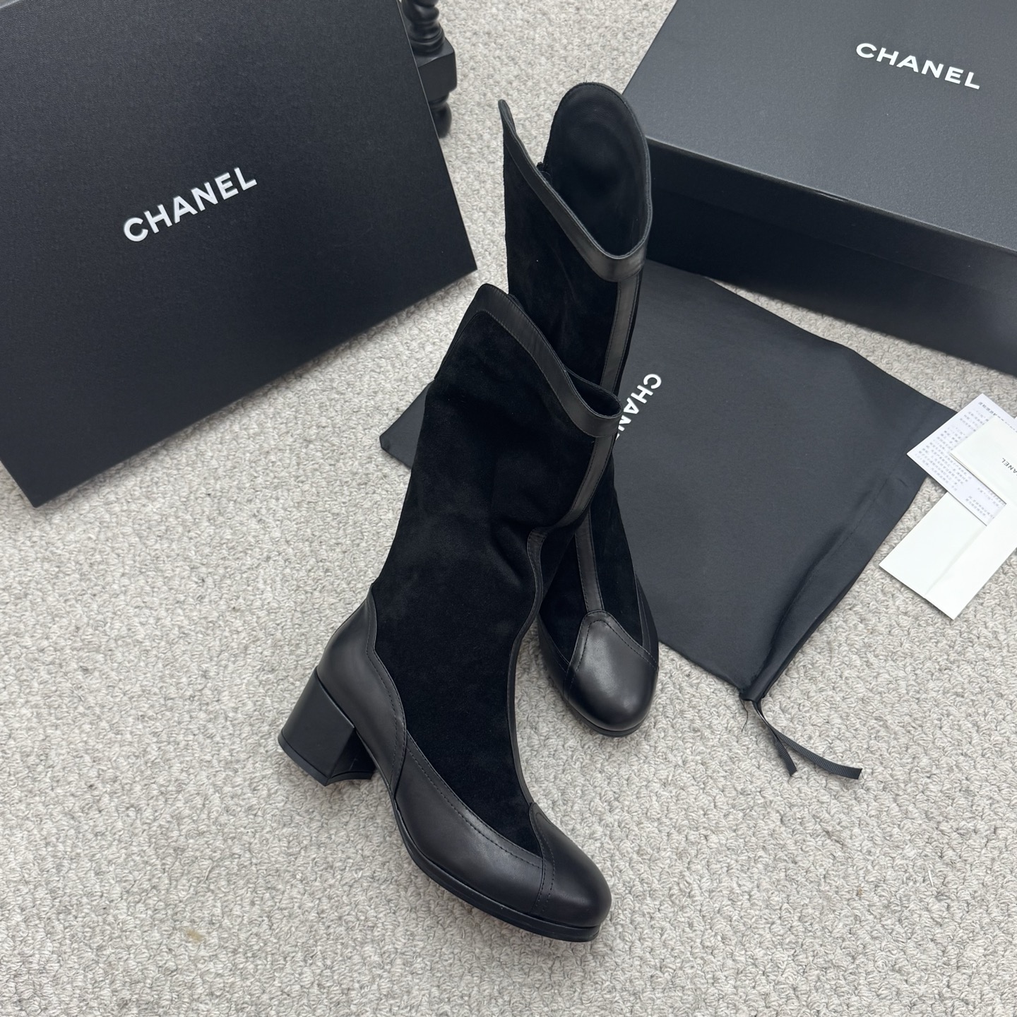 NO:485627,Recommended model CHANEL Chanel 25A autumn and winter latest thick heel boots. Xiaohongshu strongly recommended style. It looks good no matter how you match it. A must-have for fashionable beauty. Chanel women love simple but irresistible matching to show unique styles. Free mixing and matching shine in place. Heels are fashionable. Exquisite details are enlarged. Upper: Niujing leather and patent leather. Heel height: 5.5CM. Outsole Italian leather soles. Size35-40. With original packaging, boots, chanel, chanel, boots, Leather soles.19860909推荐款 CHANEL香奈儿25A秋冬最新款粗跟长靴 小红书力推款 怎么搭配都好看 时髦精必备 香奈儿女士钟爱简约又难以抗拒搭配展现与众不同的穿搭风格、自由混搭闪耀到位 跟紧香奶奶时尚步伐 精致细节放大 鞋面:牛京皮拼漆皮 跟高:5.5CM 大底意大利真皮大底 Size35-40 配原包装,靴子,chanel,chanel,boots,Leather soles,Women's Shoes