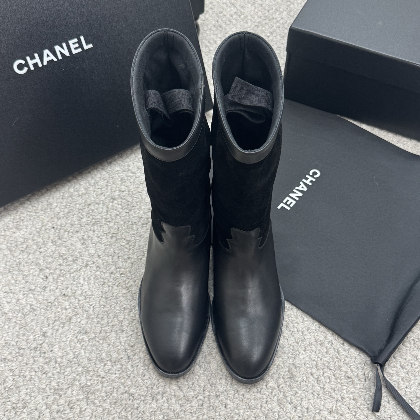 NO:485634,Recommended model CHANEL 25ss Xiaoxiang autumn and winter new boots are really the representative of handsome and fashionable hardware letter embellishment, low-key and luxurious!  Simple, fashionable, personal and grand!  Natural and smooth beauty, a kind of beauty that stuns the time, and long legs should be displayed in winter~ Imported cowhide upper, inner sheepskin, original leather soles, Size35-40, boots, chanel, chanel, boots, cowhide, sheepskin, Leather soles19860909推荐款 CHANEL 香奈儿 25ss 小香秋冬新款靴 真的是帅气时尚的代表 五金字母点缀 低调不失奢华！简约时尚个性又大气！ 自然流畅的美感,有种惊艳了时光的美感,冬日也要展现大长腿～ 鞋面进口牛皮 内里羊皮里  大底原版真皮大底 Size35-40,靴子,chanel,chanel,boots,cowhide,sheepskin,Leather soles,Women's Shoes