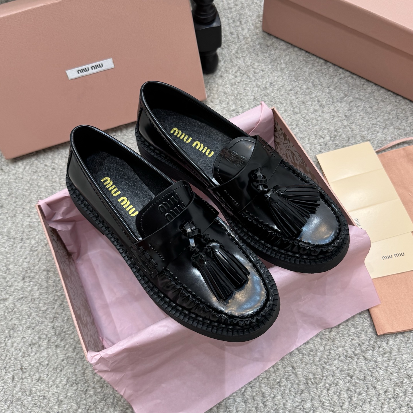 NO:484360,Tassel loafers MiuMiu 2025ss show new style · Tassel buckle driving shoes pedal loafers small leather shoes casual shoes This timeless calfskin loafers, the tongue is embossed with the embossed Miu logo, showing a unique classic style. The toe cover is embossed with leather straps and unique tassel straps~ It is very comfortable to wear on the feet, and it can be salty or sweet (ZP developed hardware, customized colors) Customized upper imported cowhide inner cowhide H34 sole ZP open mold rubber outsole Size 35-40, loafers, miumiu, loafers, cowhide19860909流苏乐福鞋 MiuMiu缪缪2025ss走秀新款·流苏饰扣驾车鞋一脚蹬乐福鞋小皮鞋休闲鞋 这款永不过时的小牛皮乐福鞋,鞋舌部位饰有压花Miu徽标,彰显别具一格的经典格调.鞋头盖点缀皮革饰带与特有的流苏饰带～ 上脚非常舒服·搭配还是可咸可甜（ZP开发五金、订制颜色） 鞋面定制进口头层牛皮 内里牛皮H34 鞋底ZP开模橡胶大底 码数35-40,乐福鞋,miumiu,loafers,cowhide,Women's Shoes